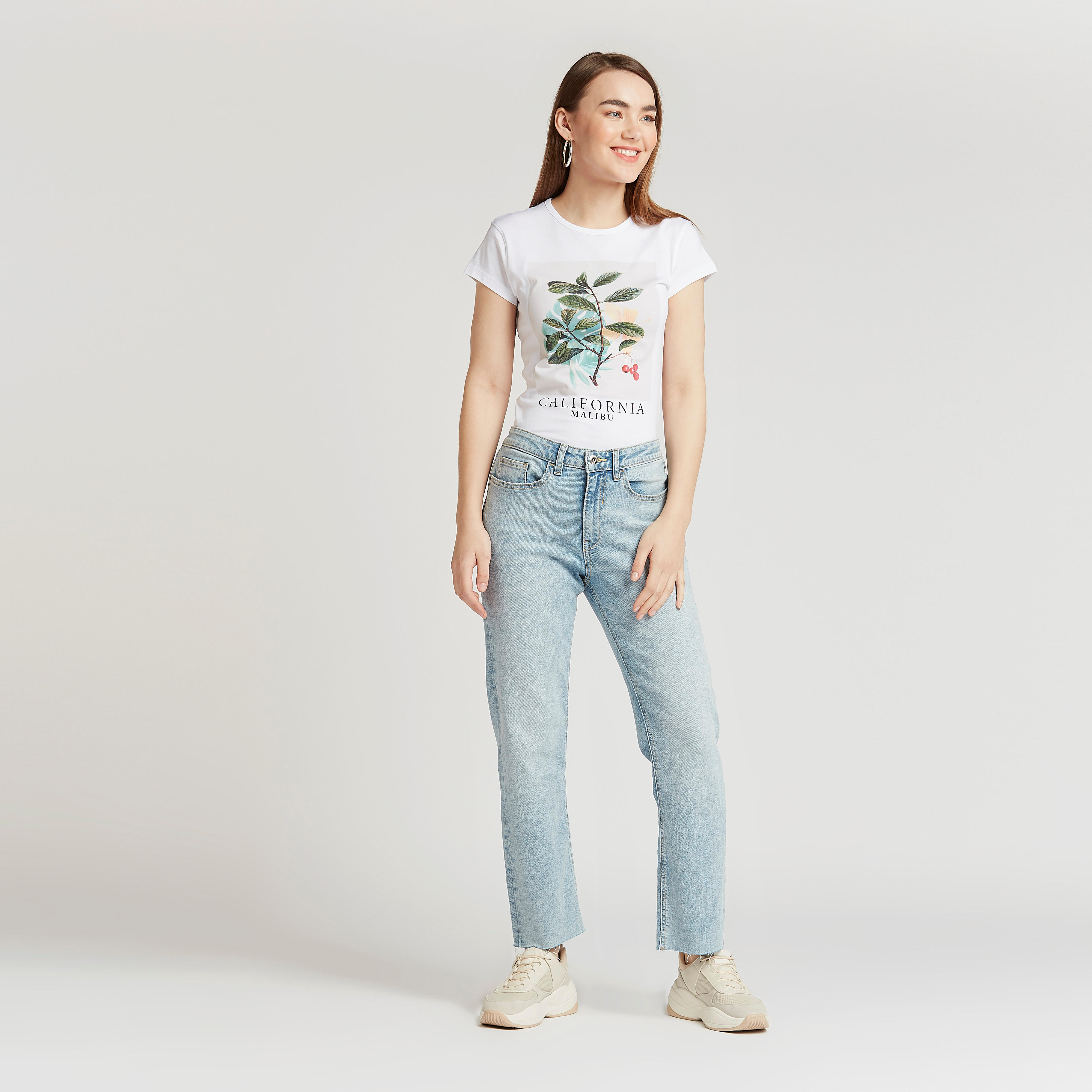 تيشيرت سليم بياقة مستديرة وأكمام كاب وطبعات جرافيك-women-clothing-tshirts-image-2