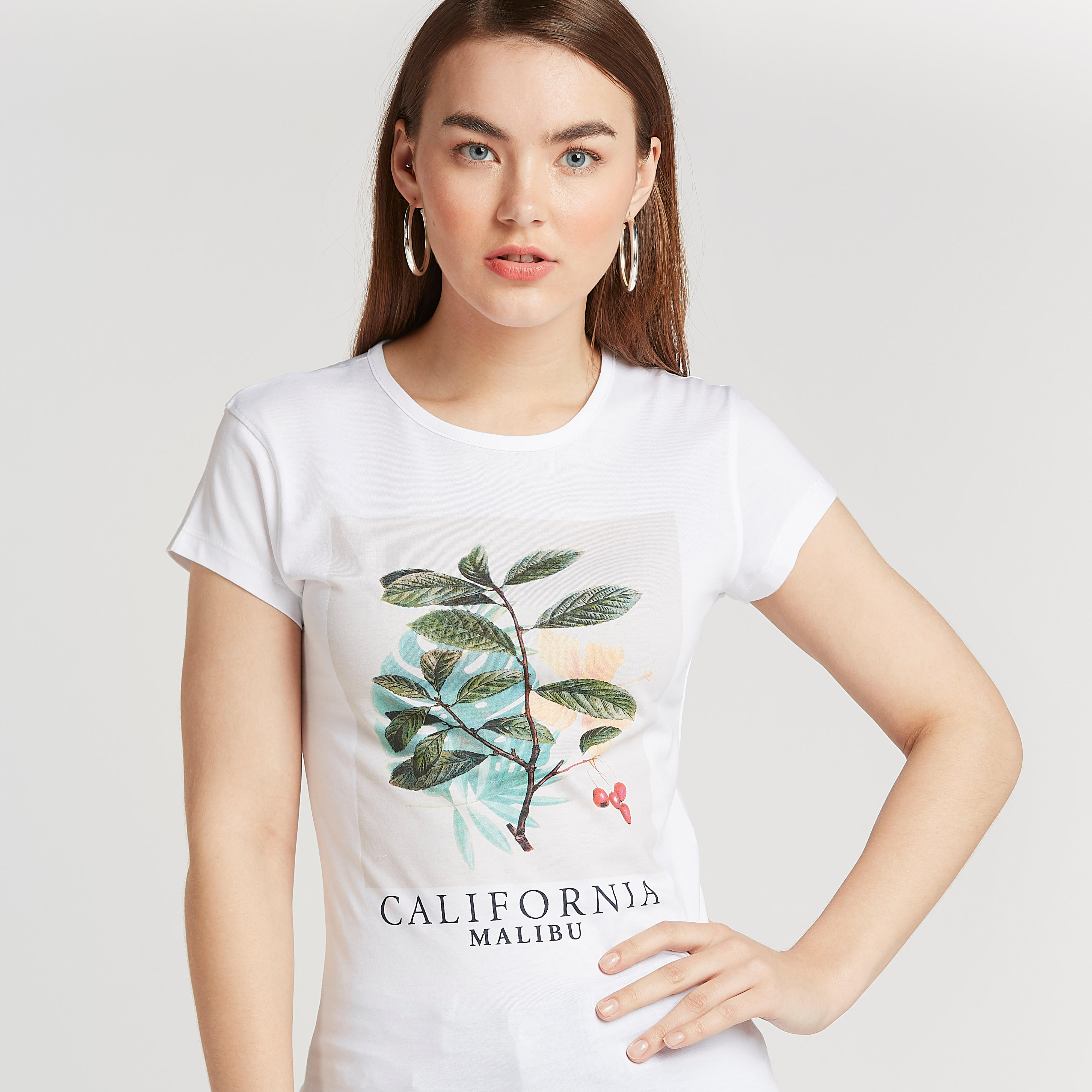 تيشيرت سليم بياقة مستديرة وأكمام كاب وطبعات جرافيك-women-clothing-tshirts-image-3