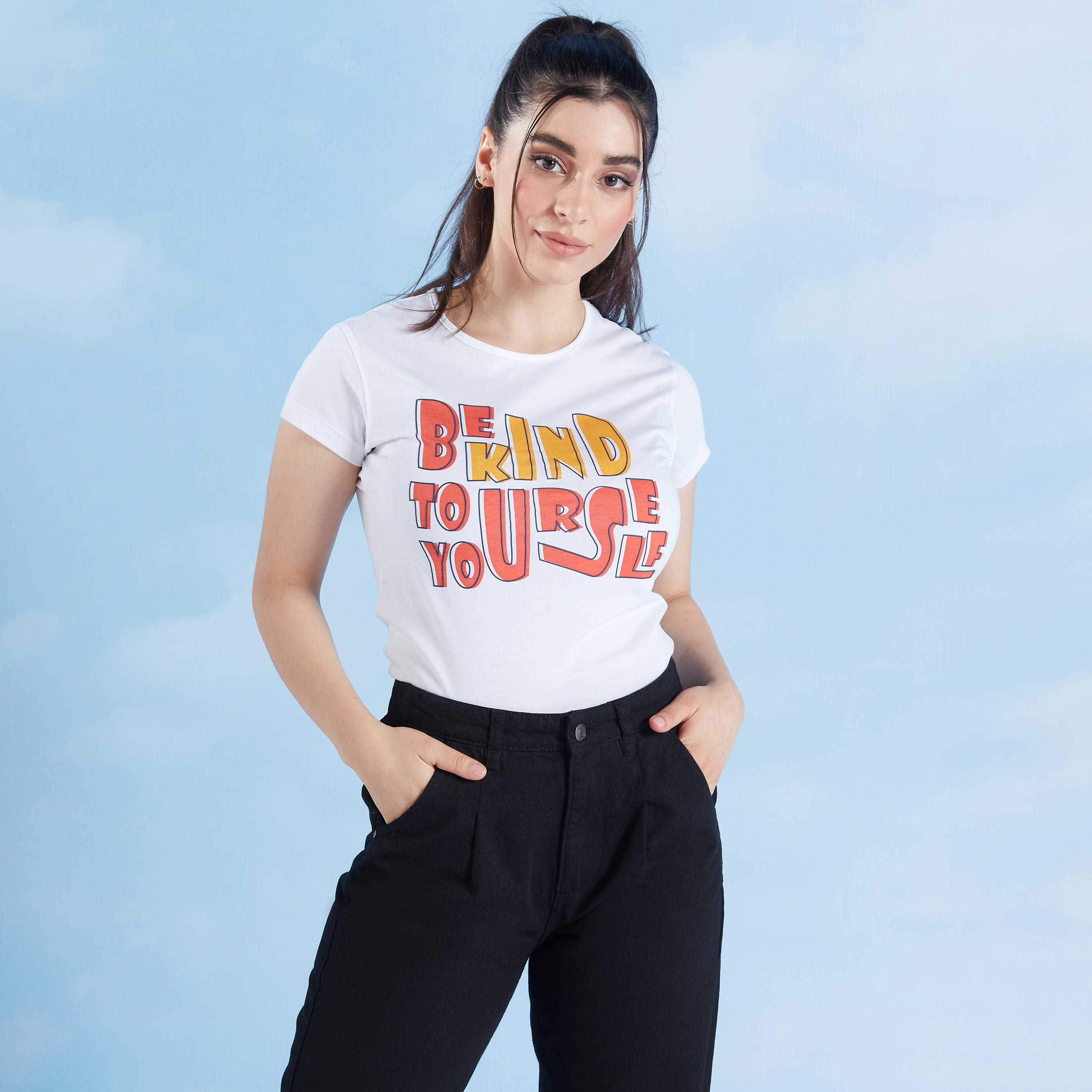تيشيرت بقصة سليم وطبعات وياقة ضيّقة وأكمام كاب-women-clothing-tshirts-image-2