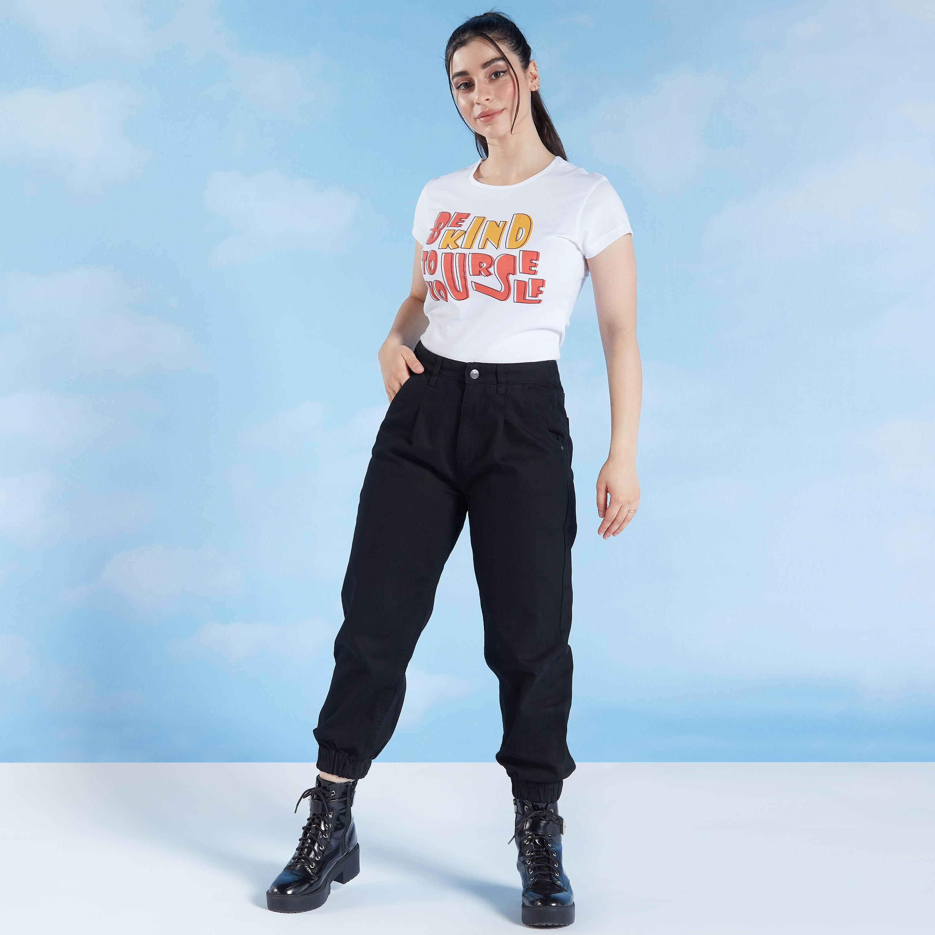 تيشيرت بقصة سليم وطبعات وياقة ضيّقة وأكمام كاب-women-clothing-tshirts-image-3