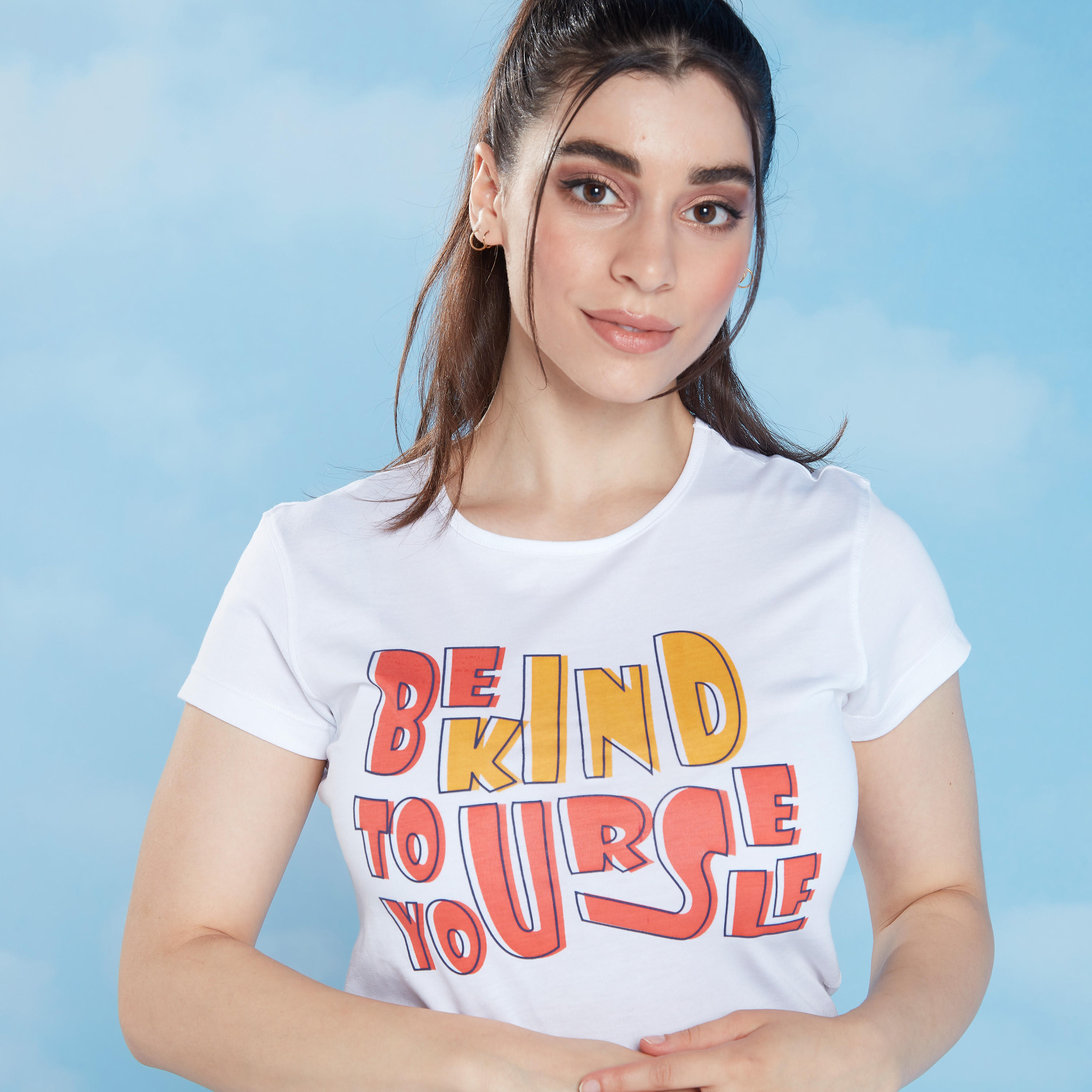 تيشيرت بقصة سليم وطبعات وياقة ضيّقة وأكمام كاب-women-clothing-tshirts-image-4