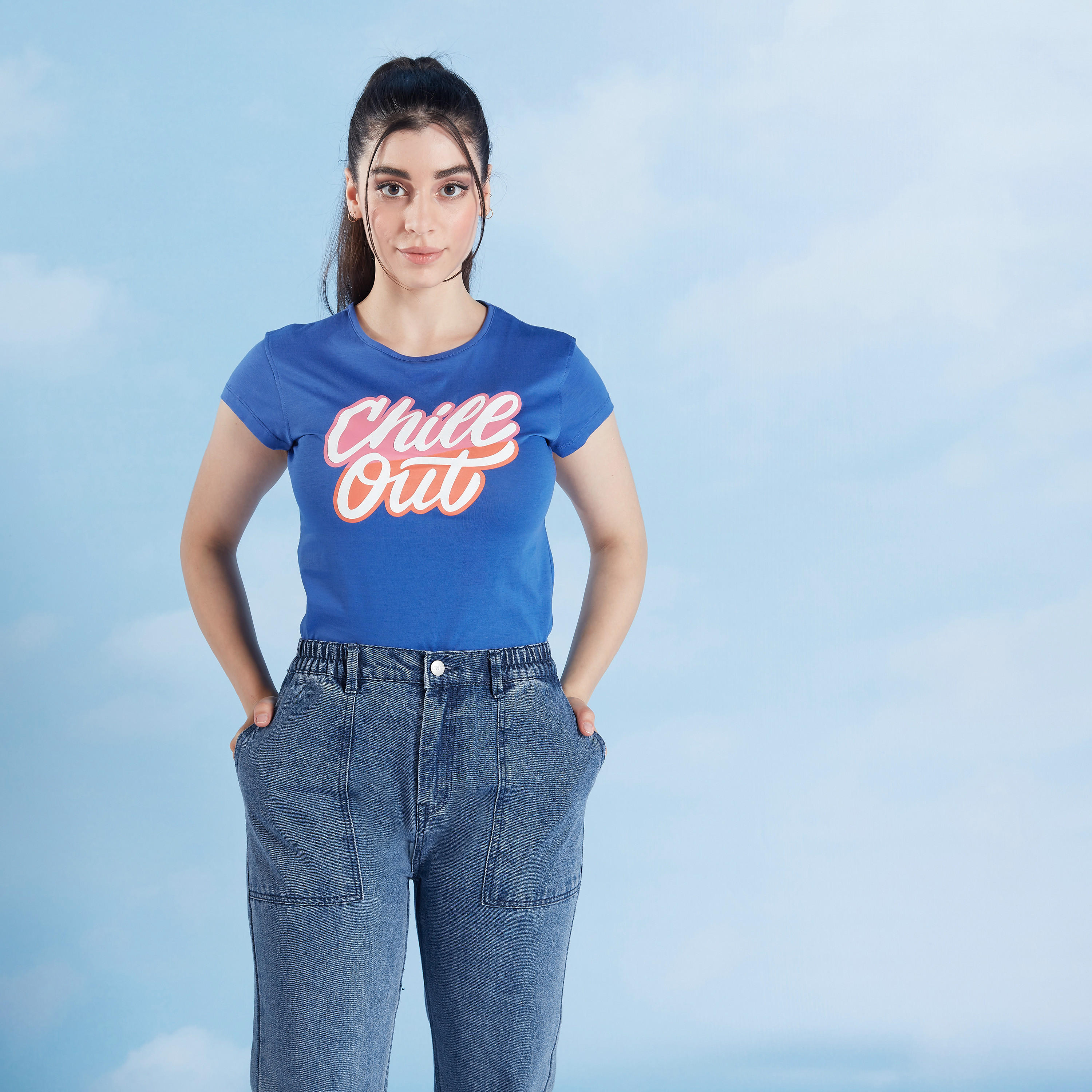 تيشيرت سليم بياقة ضيقة وأكمام كاب وطبعات تيبوغرافيك-women-clothing-tshirts-image-1