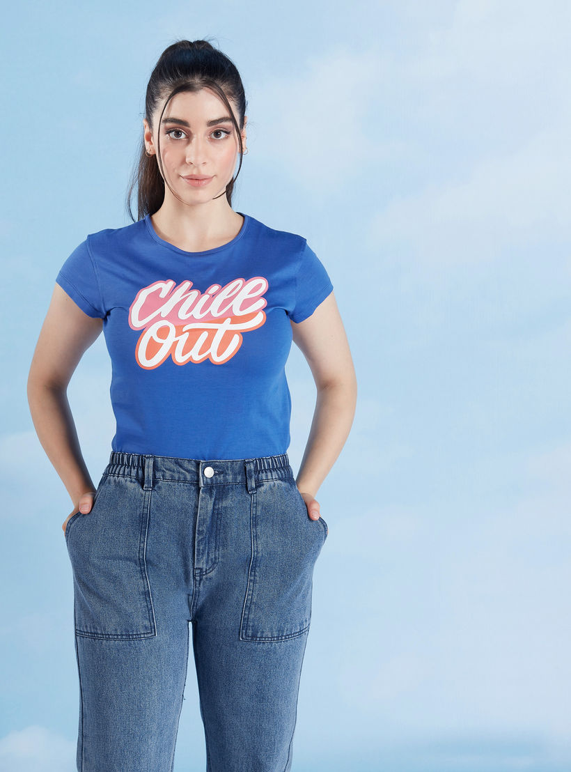 تيشيرت سليم بياقة ضيقة وأكمام كاب وطبعات تيبوغرافيك-women-clothing-tshirts-image-1