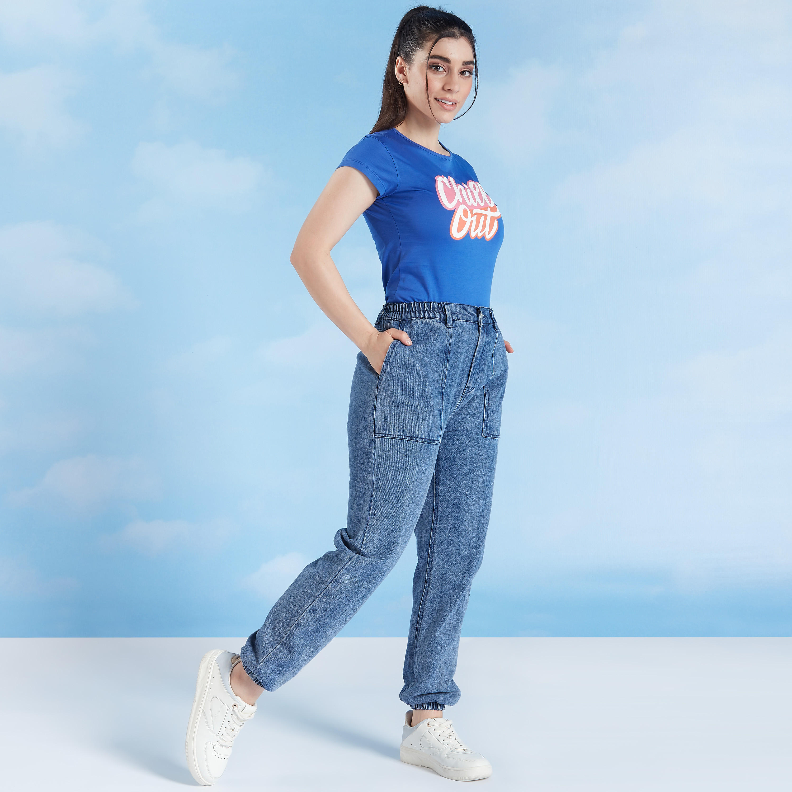 تيشيرت سليم بياقة ضيقة وأكمام كاب وطبعات تيبوغرافيك-women-clothing-tshirts-image-2