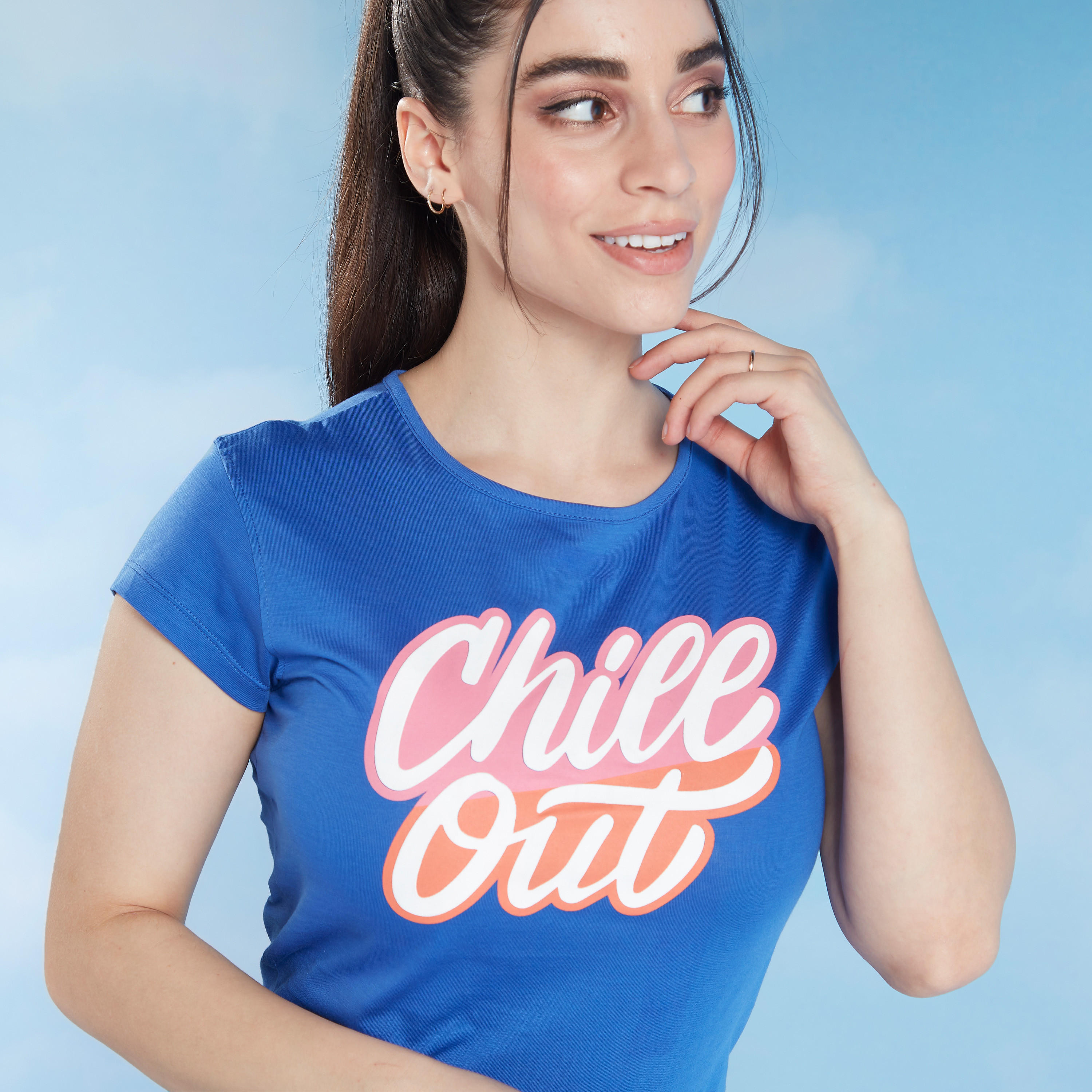 تيشيرت سليم بياقة ضيقة وأكمام كاب وطبعات تيبوغرافيك-women-clothing-tshirts-image-3