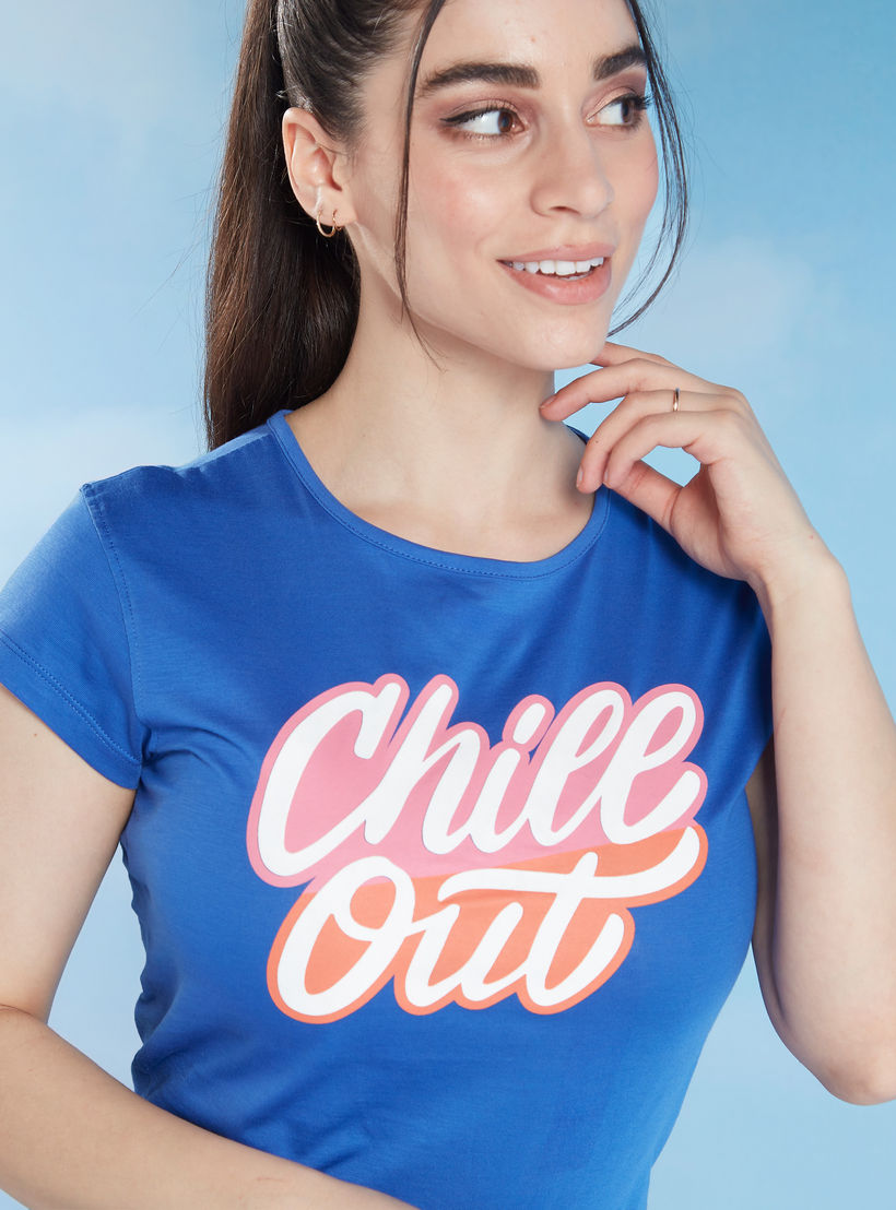 تيشيرت سليم بياقة ضيقة وأكمام كاب وطبعات تيبوغرافيك-women-clothing-tshirts-image-3