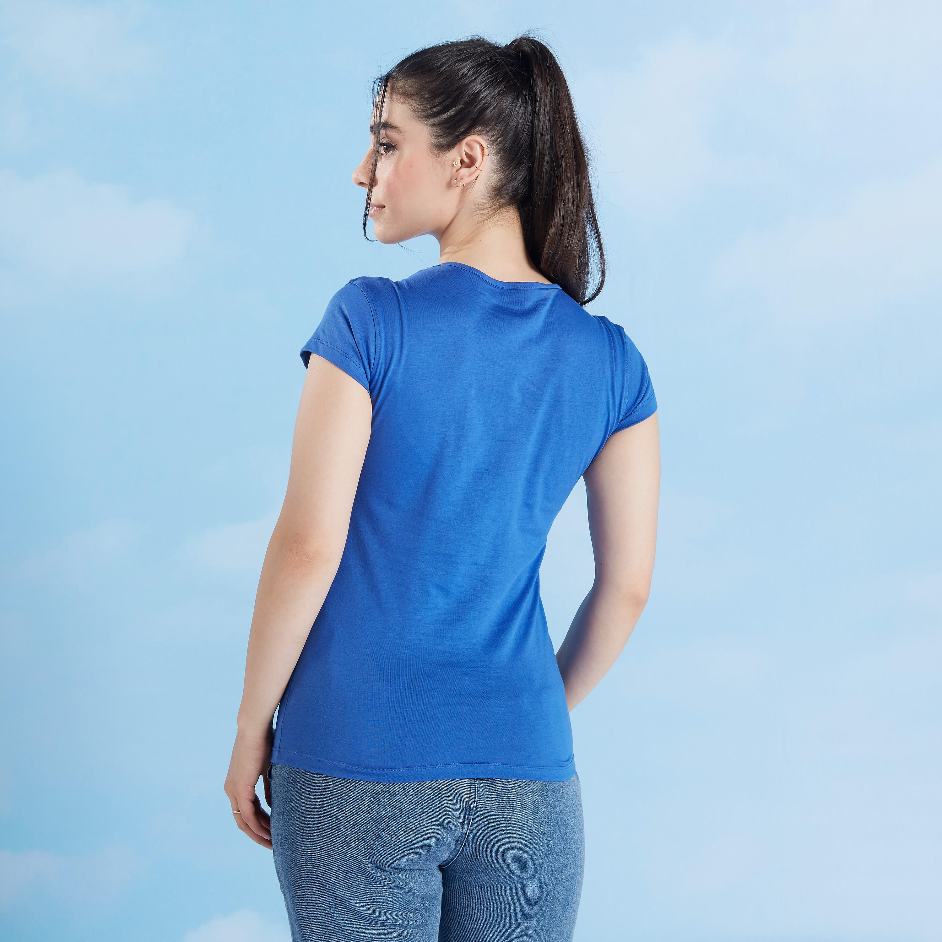 تيشيرت سليم بياقة ضيقة وأكمام كاب وطبعات تيبوغرافيك-women-clothing-tshirts-image-4