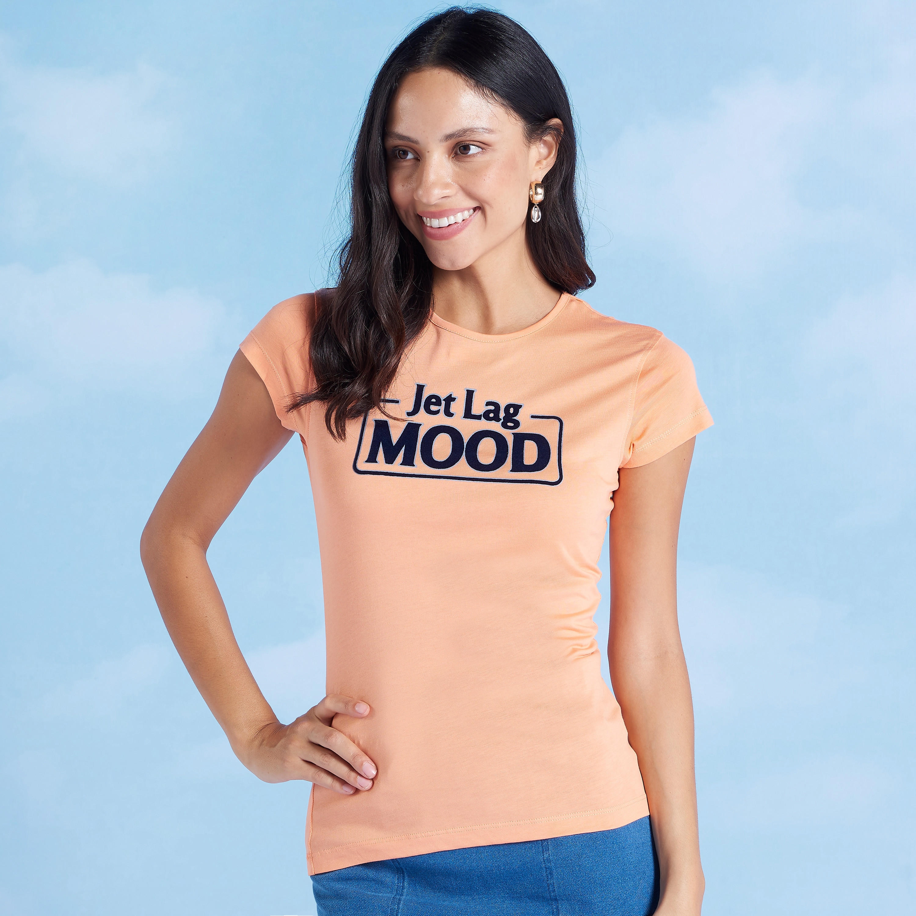 تيشيرت سليم بياقة ضيقة وأكمام كاب وطبعات تيبوغرافيك-women-clothing-tshirts-image-1