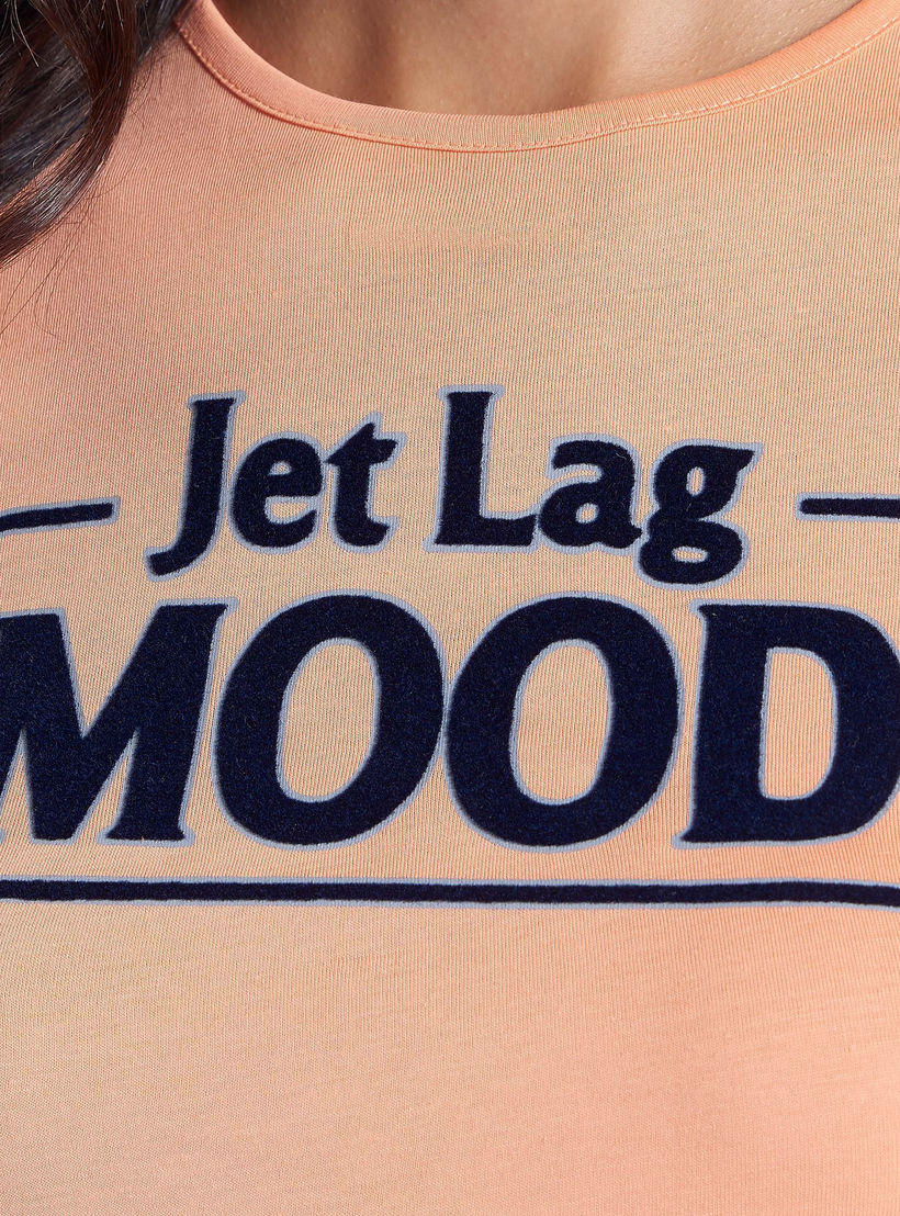 تيشيرت سليم بياقة ضيقة وأكمام كاب وطبعات تيبوغرافيك-women-clothing-tshirts-image-3