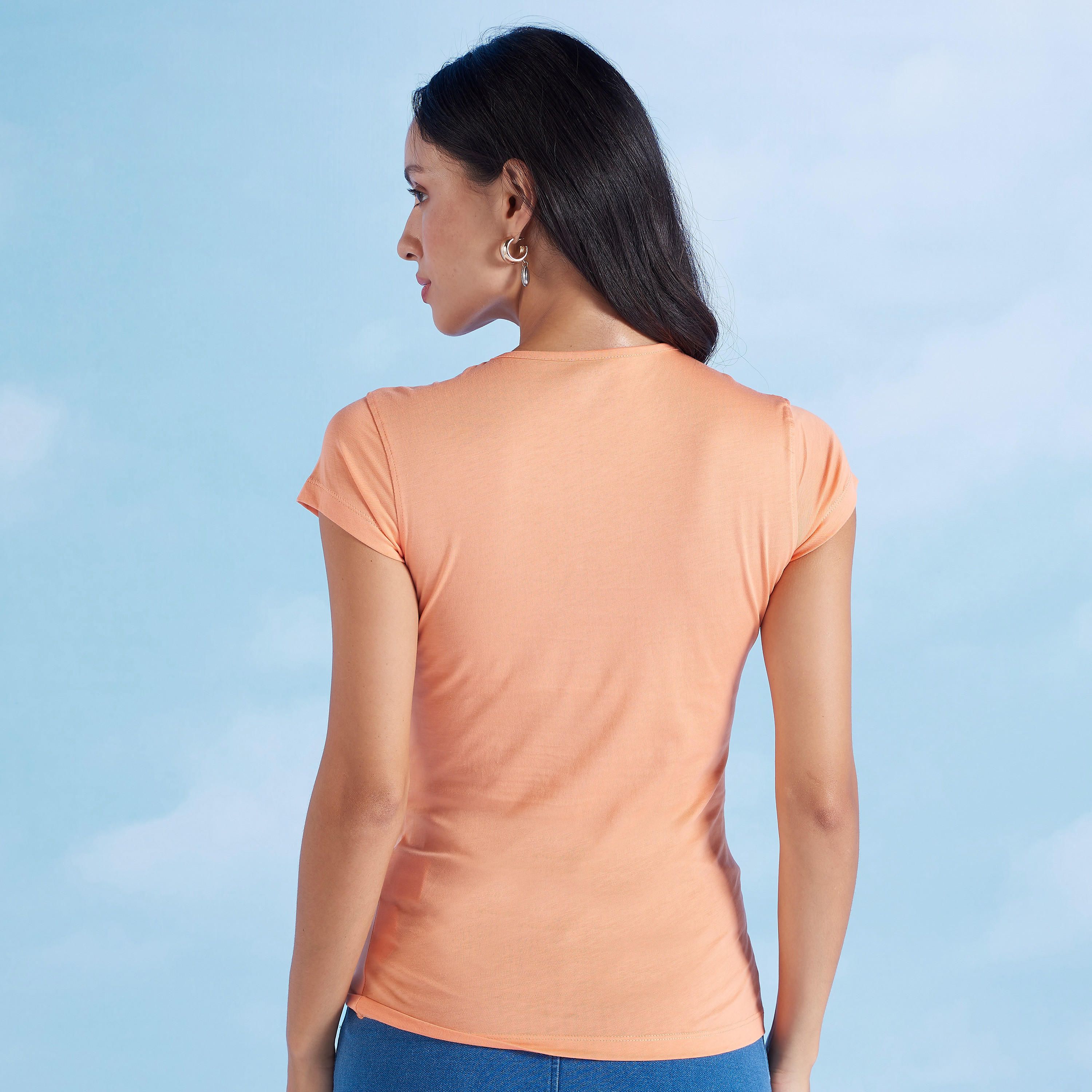 تيشيرت سليم بياقة ضيقة وأكمام كاب وطبعات تيبوغرافيك-women-clothing-tshirts-image-4
