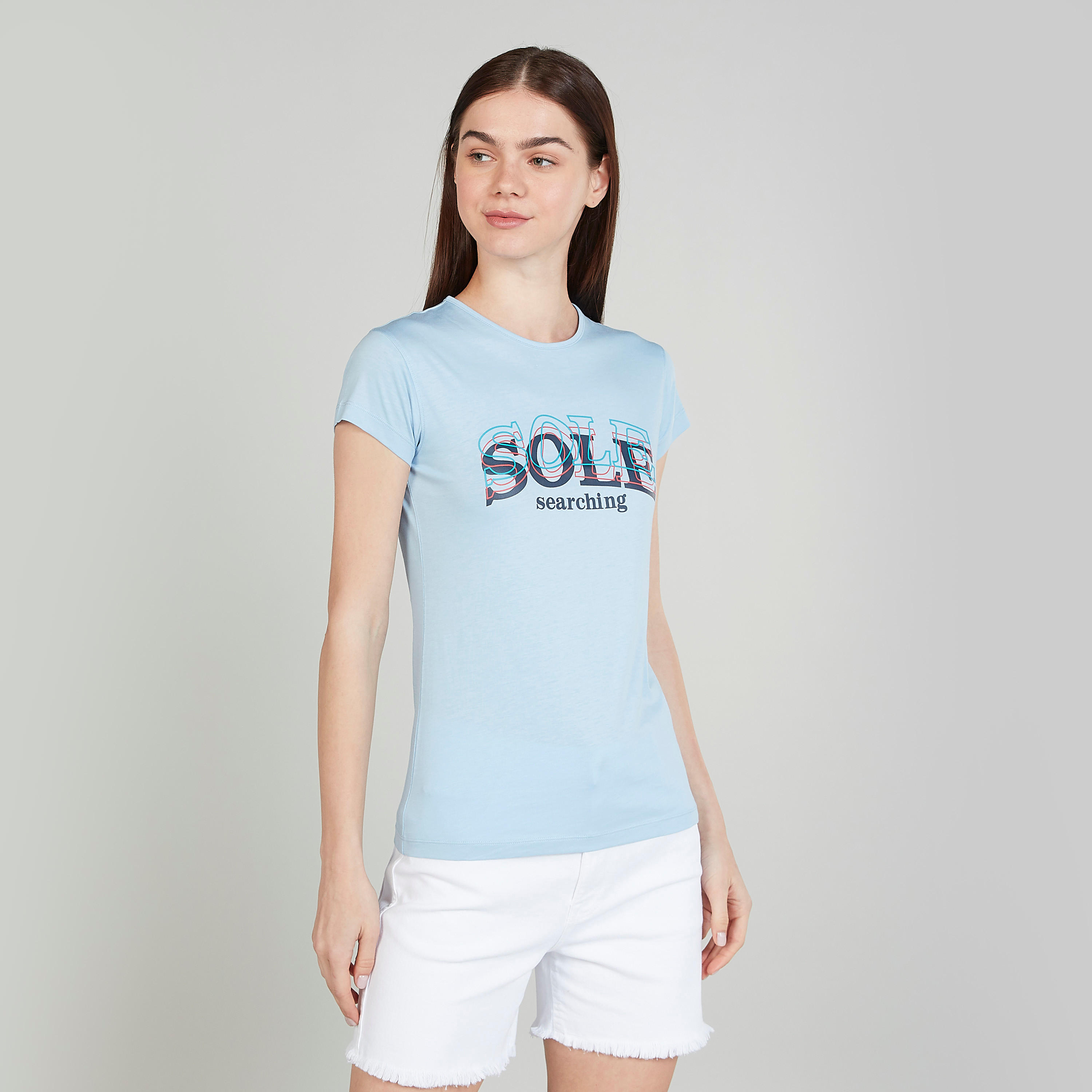 تيشيرت بقصة سليم وطبعات وياقة ضيّقة وأكمام كاب-women-clothing-tshirts-image-1