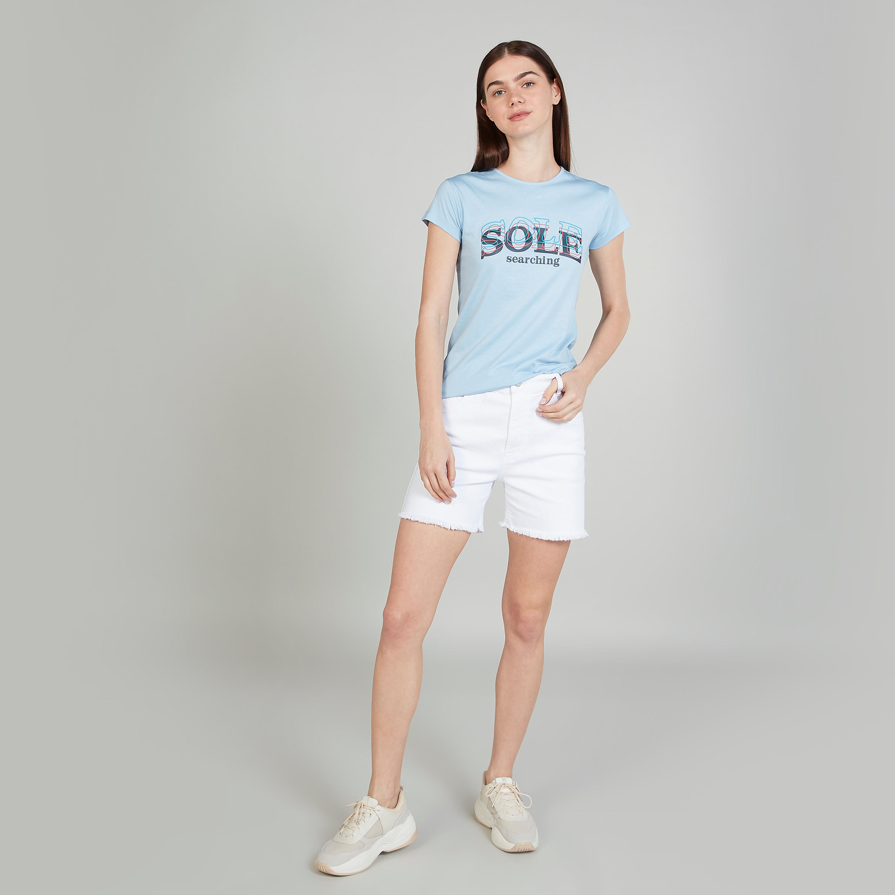 تيشيرت بقصة سليم وطبعات وياقة ضيّقة وأكمام كاب-women-clothing-tshirts-image-2