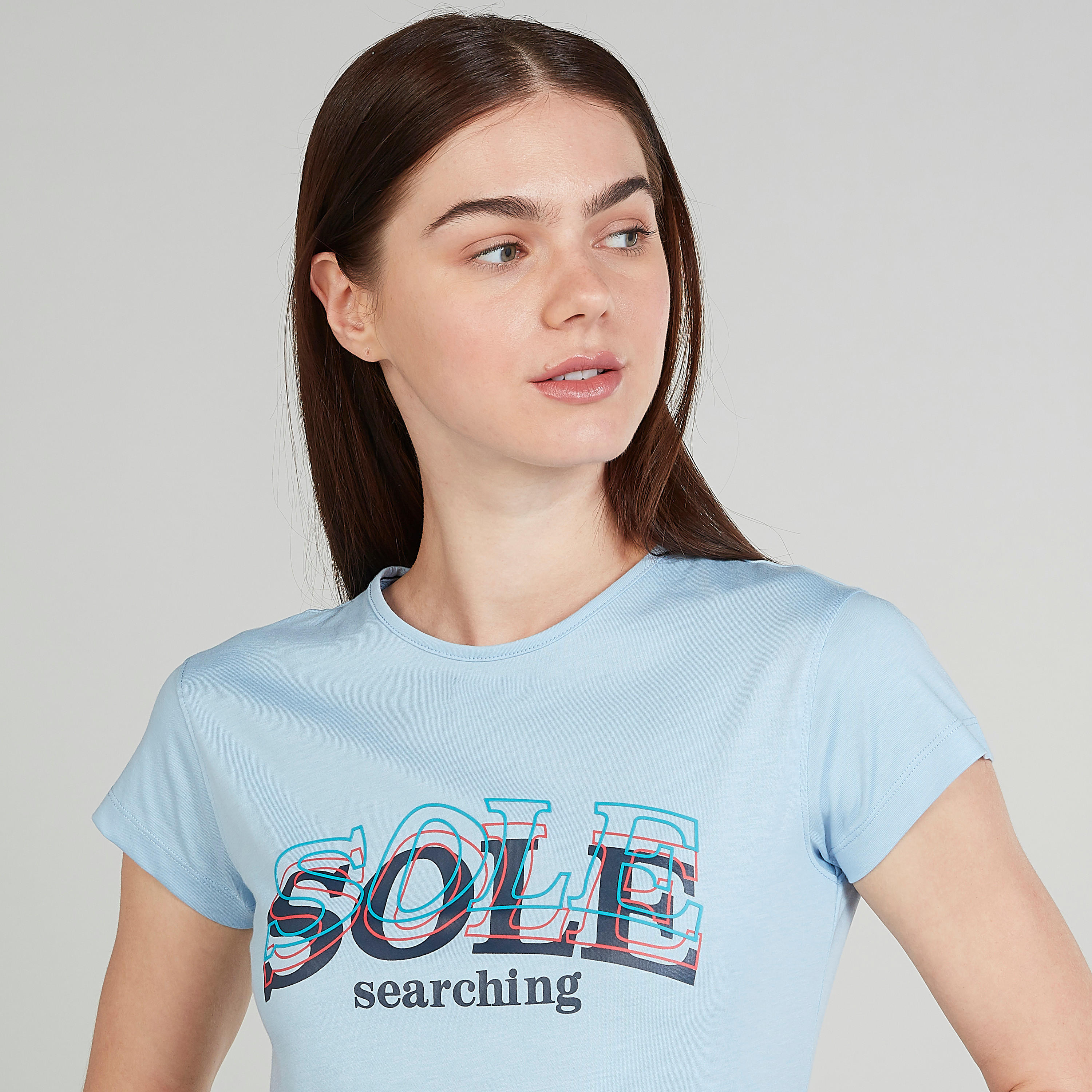 تيشيرت بقصة سليم وطبعات وياقة ضيّقة وأكمام كاب-women-clothing-tshirts-image-3