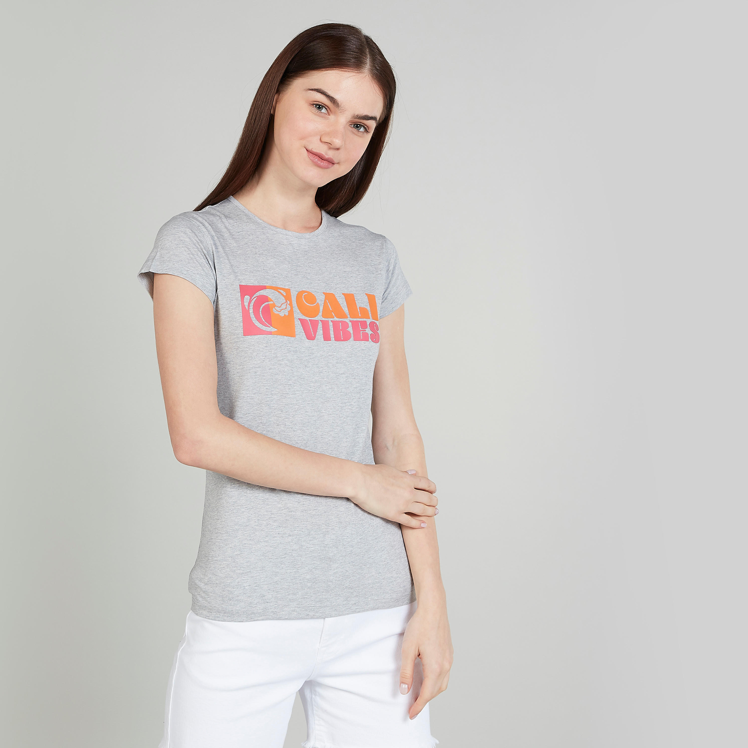 تيشيرت سليم فيت بياقة مستديرة وأكمام كاب وطبعات-women-clothing-tshirts-image-1