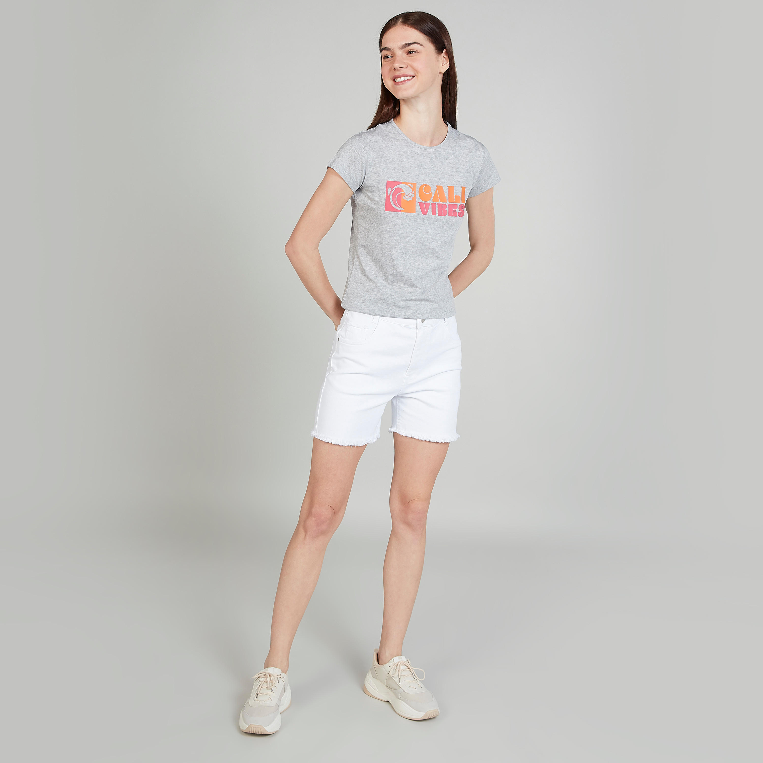 تيشيرت سليم فيت بياقة مستديرة وأكمام كاب وطبعات-women-clothing-tshirts-image-2