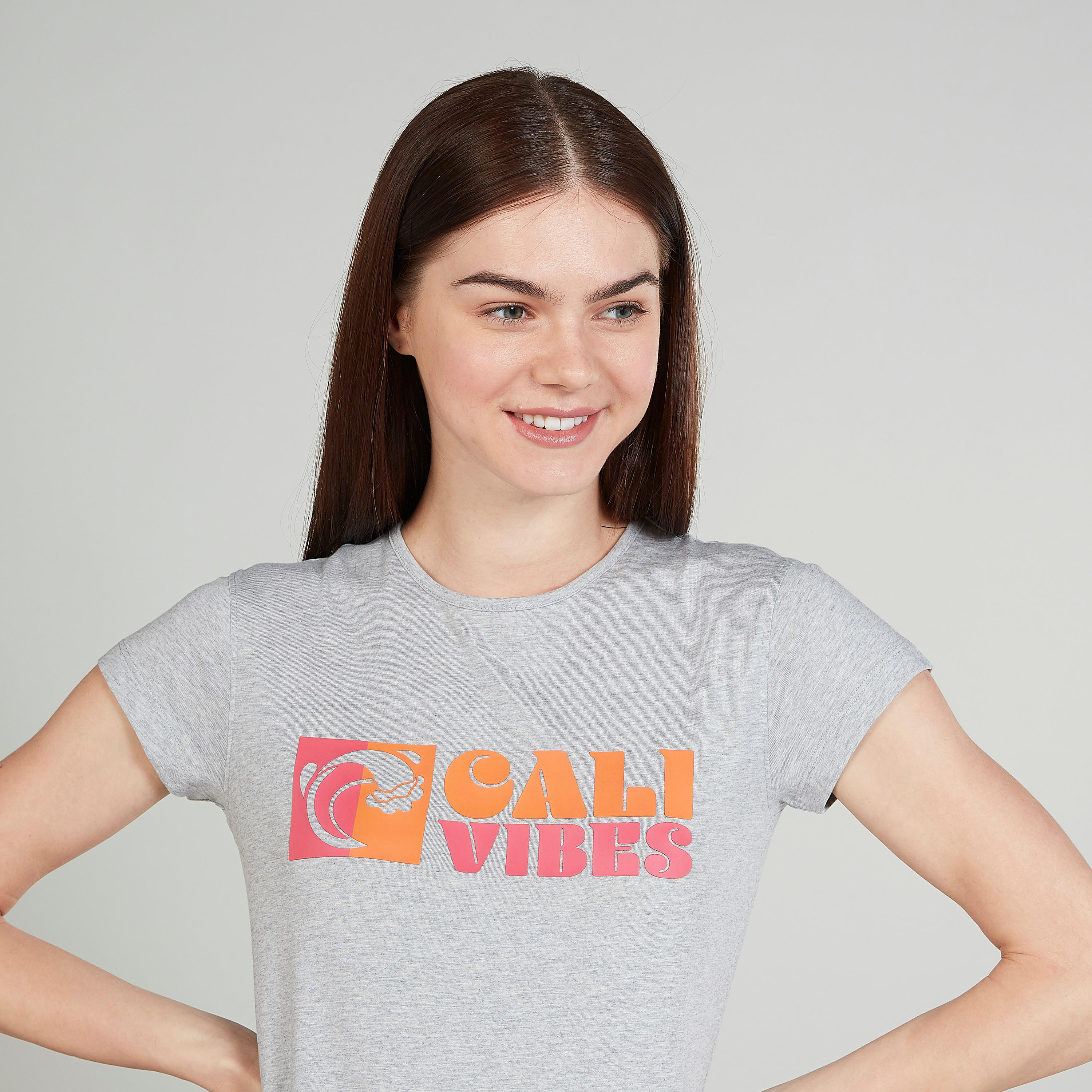تيشيرت سليم فيت بياقة مستديرة وأكمام كاب وطبعات-women-clothing-tshirts-image-3