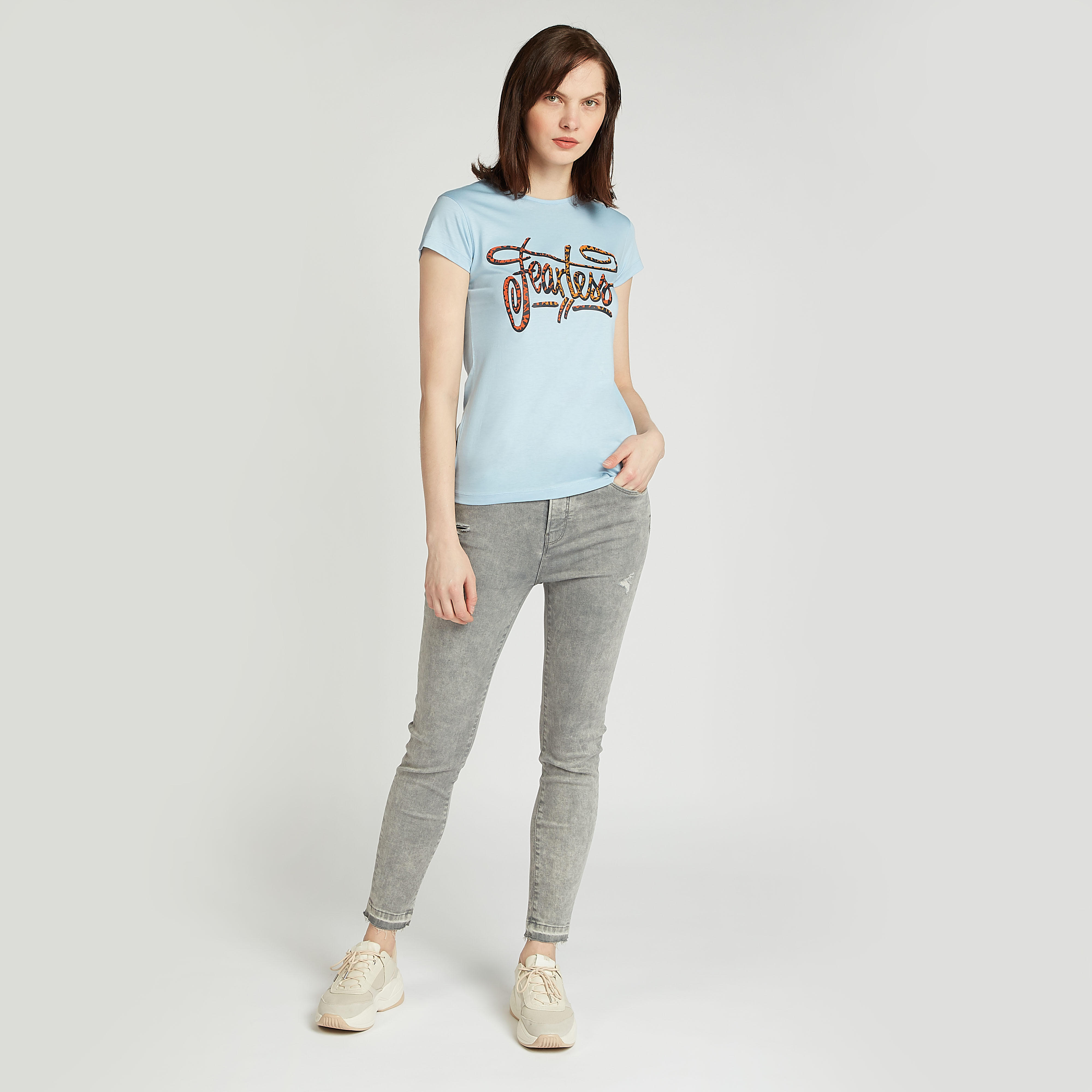 تيشيرت سليم بياقة مستديرة وأكمام كاب وطبعات تيبوغرافيك-women-clothing-tshirts-image-2