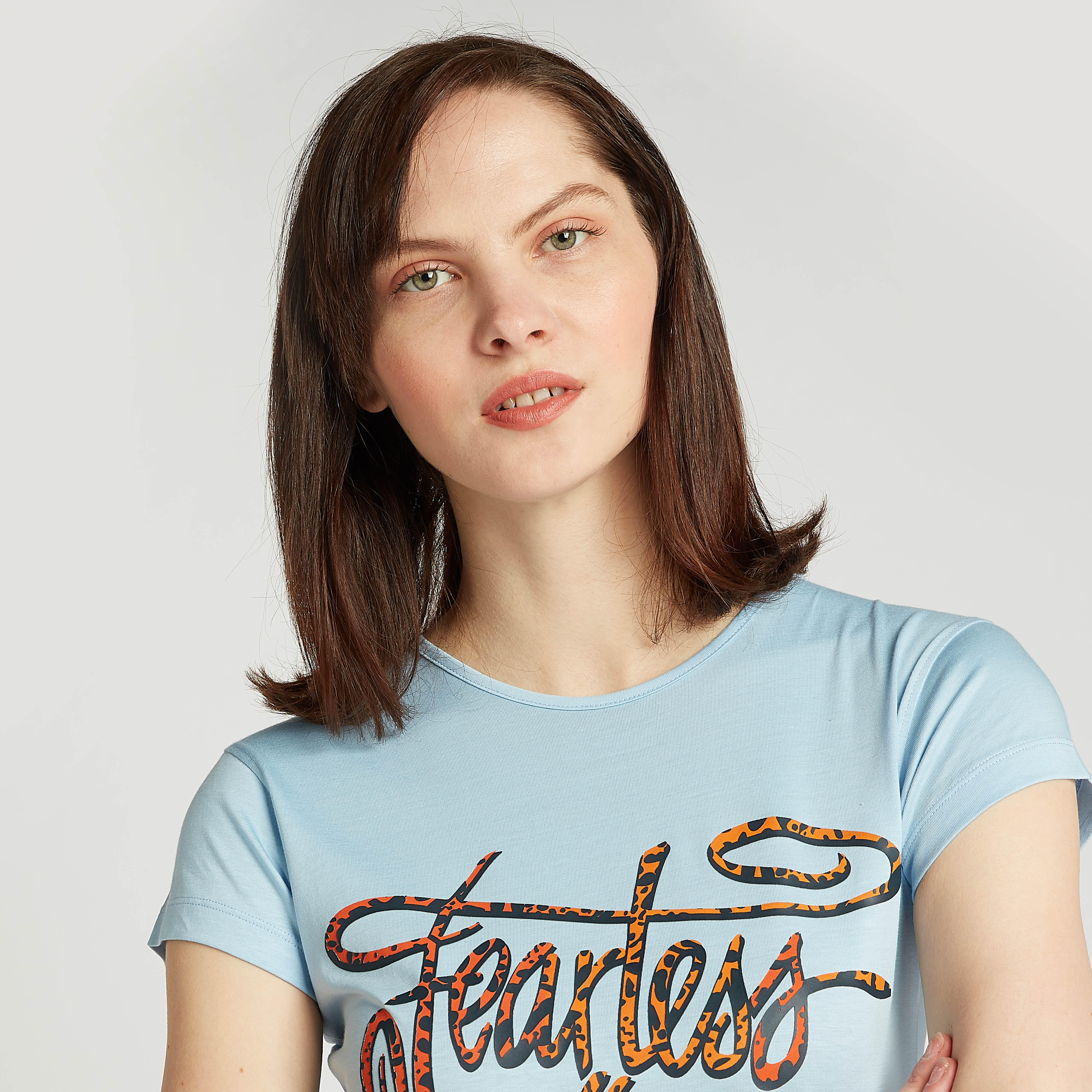تيشيرت سليم بياقة مستديرة وأكمام كاب وطبعات تيبوغرافيك-women-clothing-tshirts-image-3