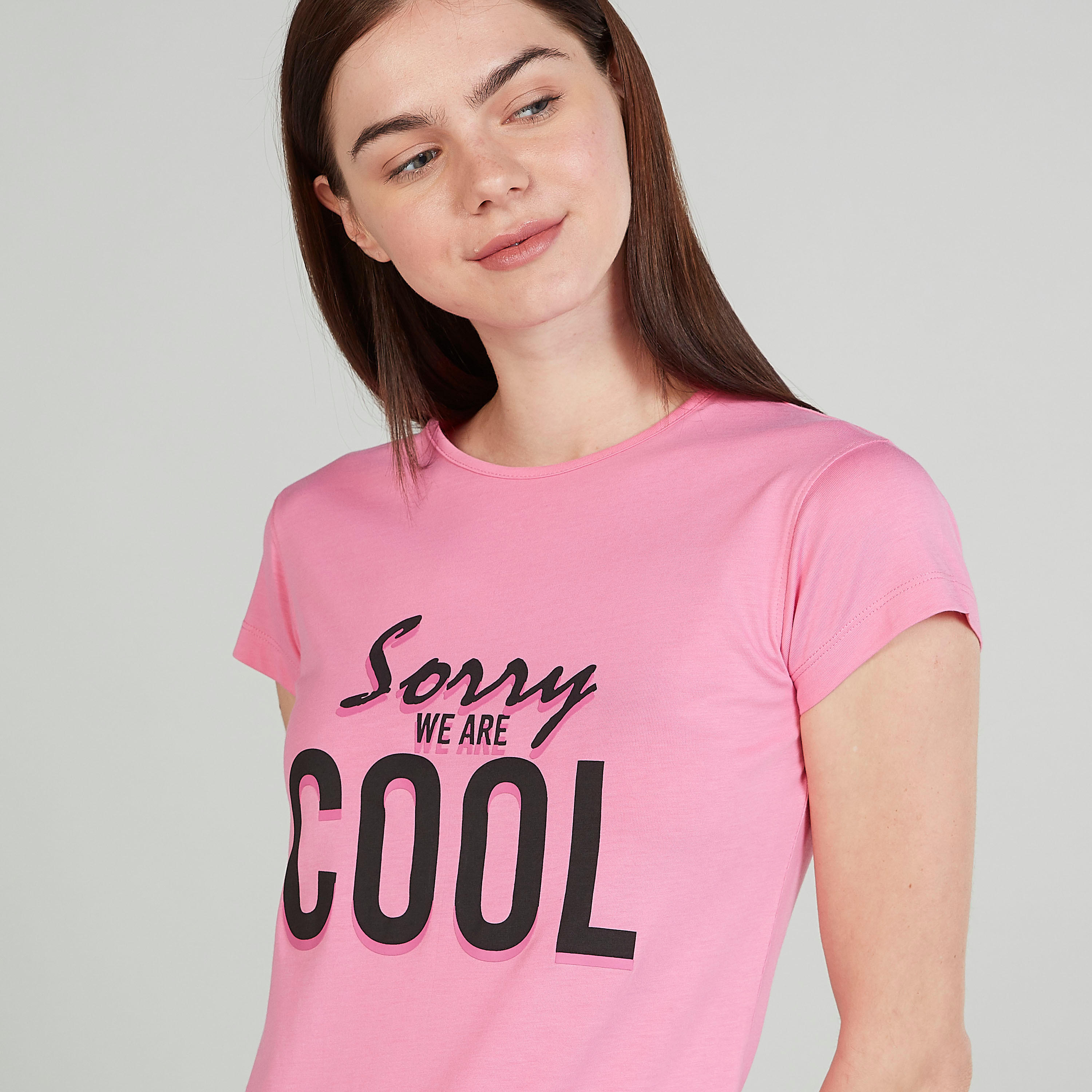 تيشيرت سليم بطبعات وياقة ضيّقة وأكمام كاب-women-clothing-tshirts-image-3