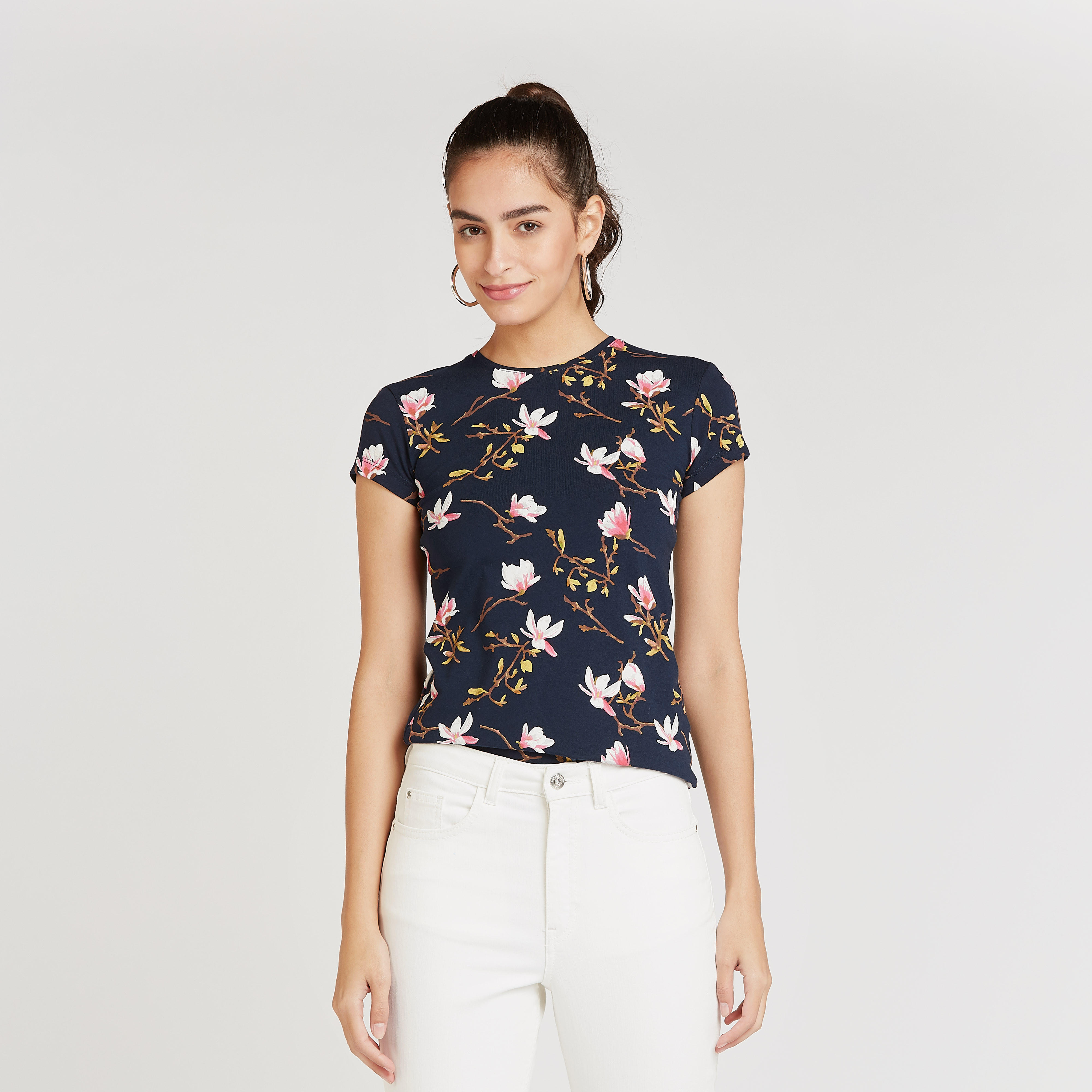 تيشيرت بياقة ضيّقة وأكمام كاب وطبعات أزهار-women-clothing-tshirts-image-1