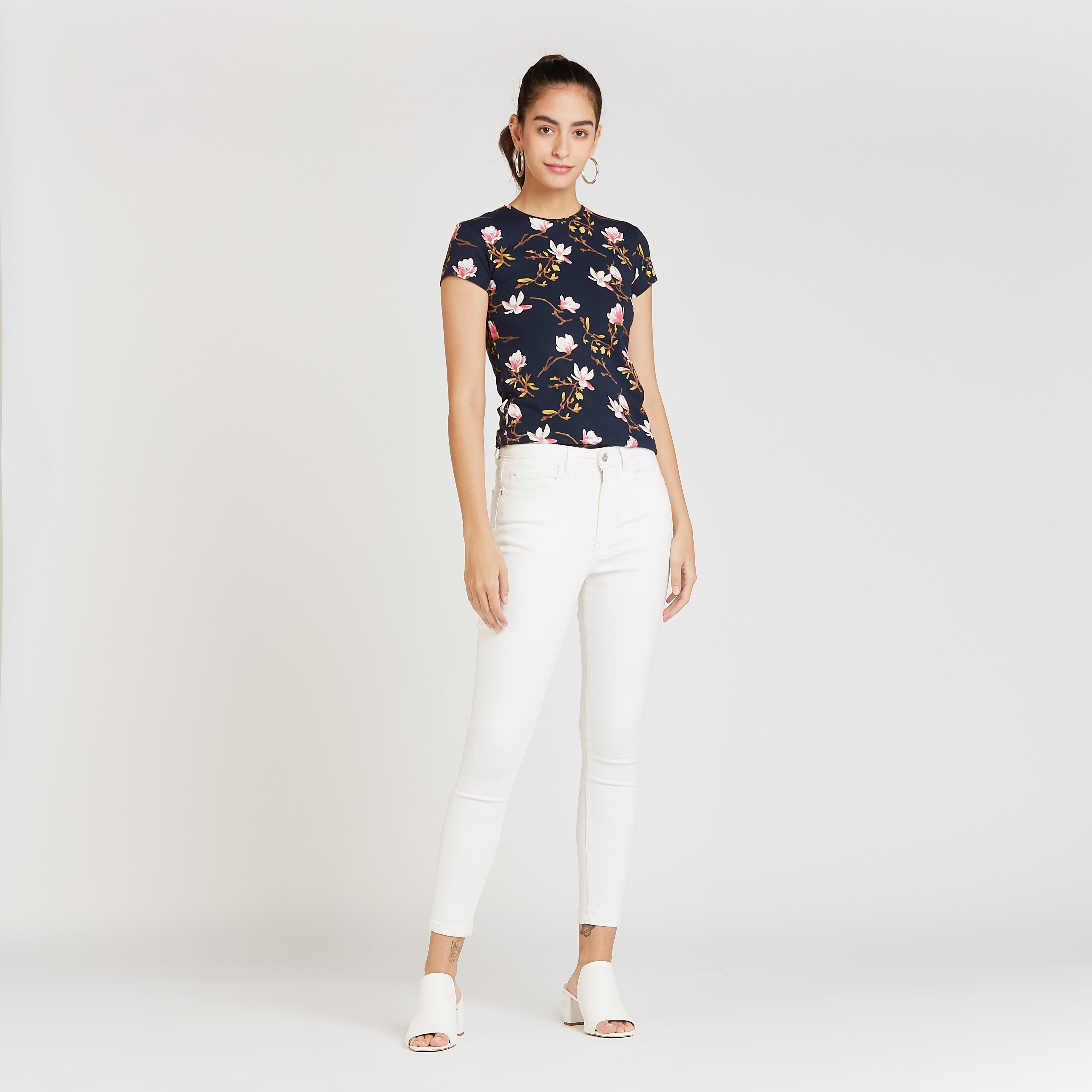 تيشيرت بياقة ضيّقة وأكمام كاب وطبعات أزهار-women-clothing-tshirts-image-2