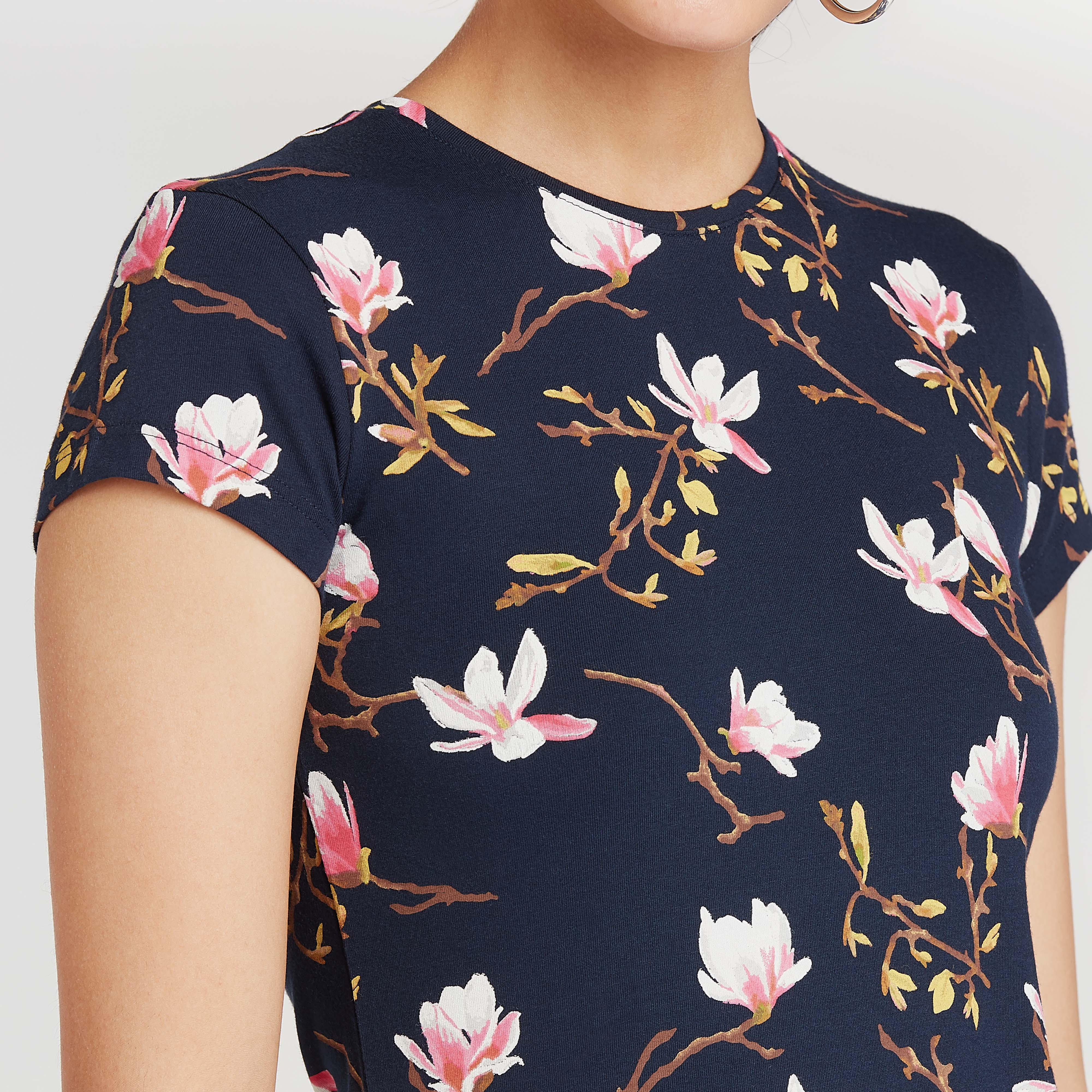 تيشيرت بياقة ضيّقة وأكمام كاب وطبعات أزهار-women-clothing-tshirts-image-3