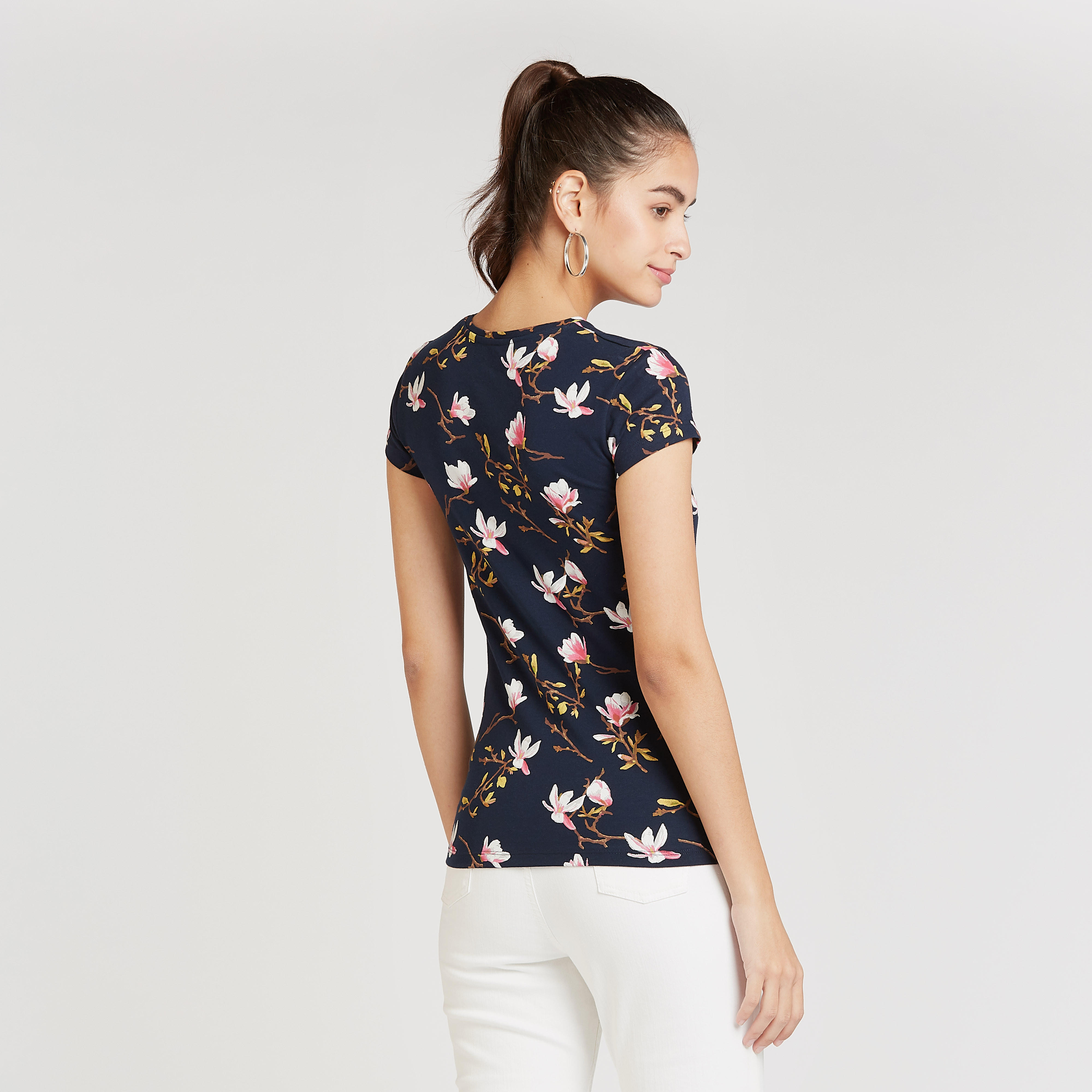 تيشيرت بياقة ضيّقة وأكمام كاب وطبعات أزهار-women-clothing-tshirts-image-4