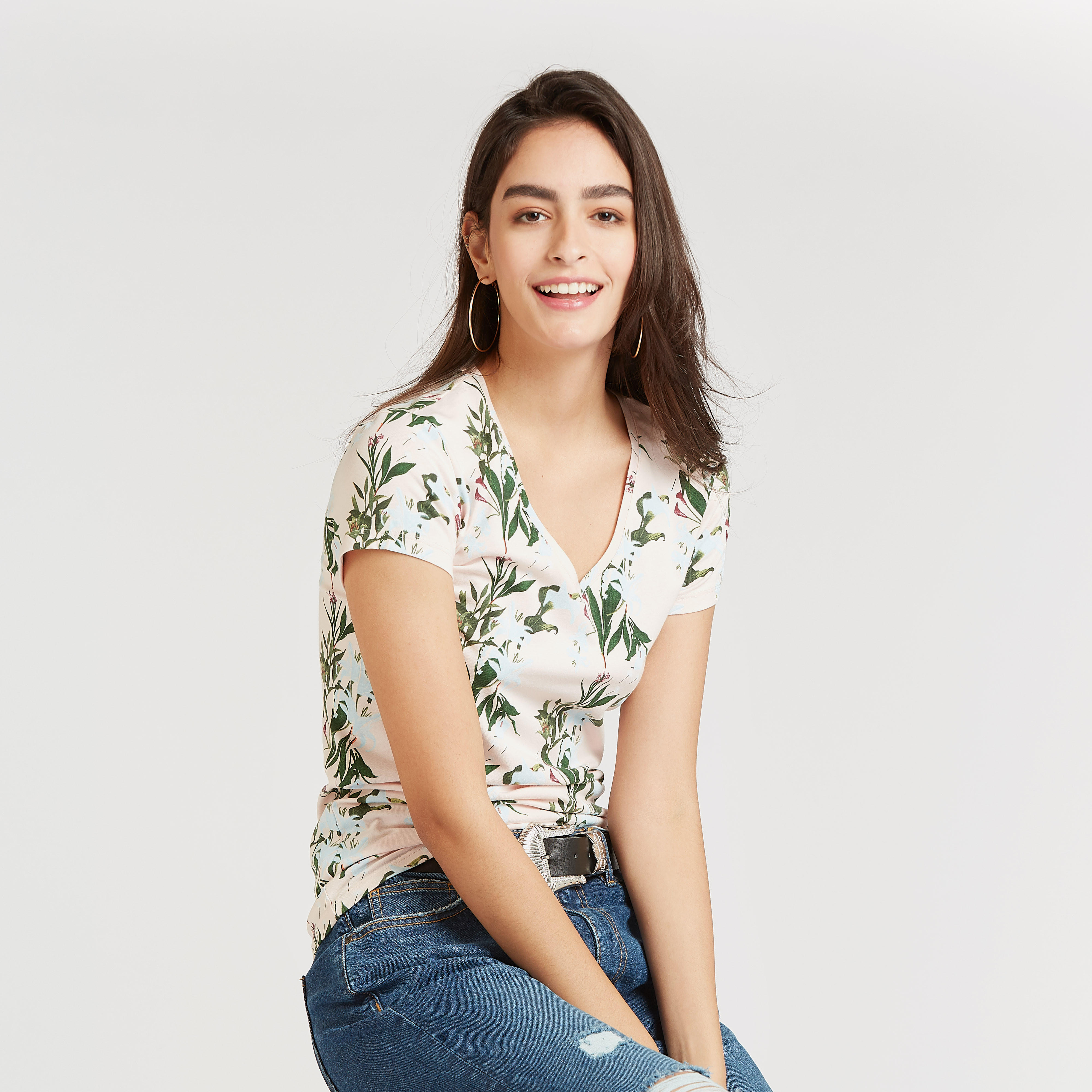 تيشيرت بياقة V وأكمام قصيرة وطبعات أزهار-women-clothing-tshirts-image-1