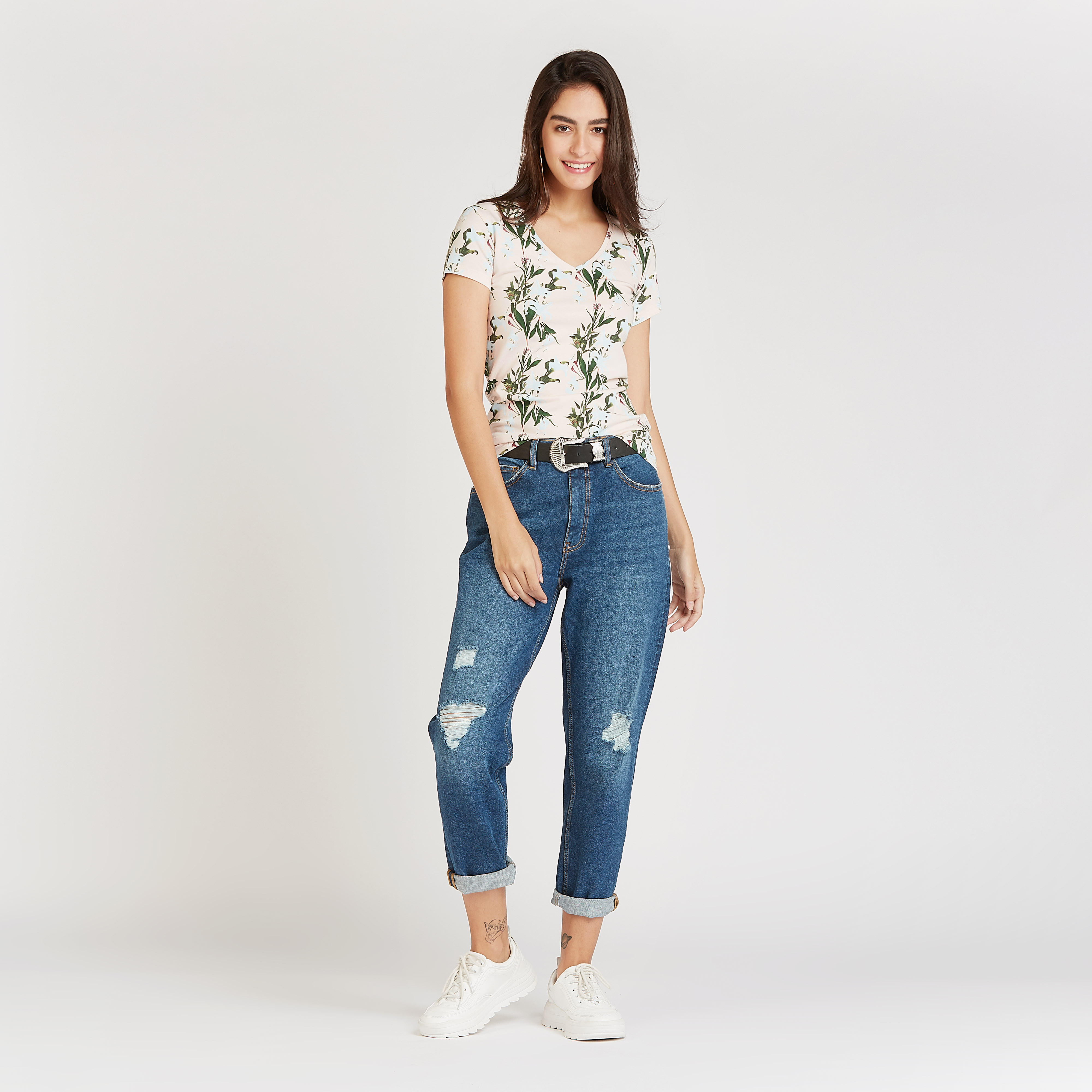 تيشيرت بياقة V وأكمام قصيرة وطبعات أزهار-women-clothing-tshirts-image-2