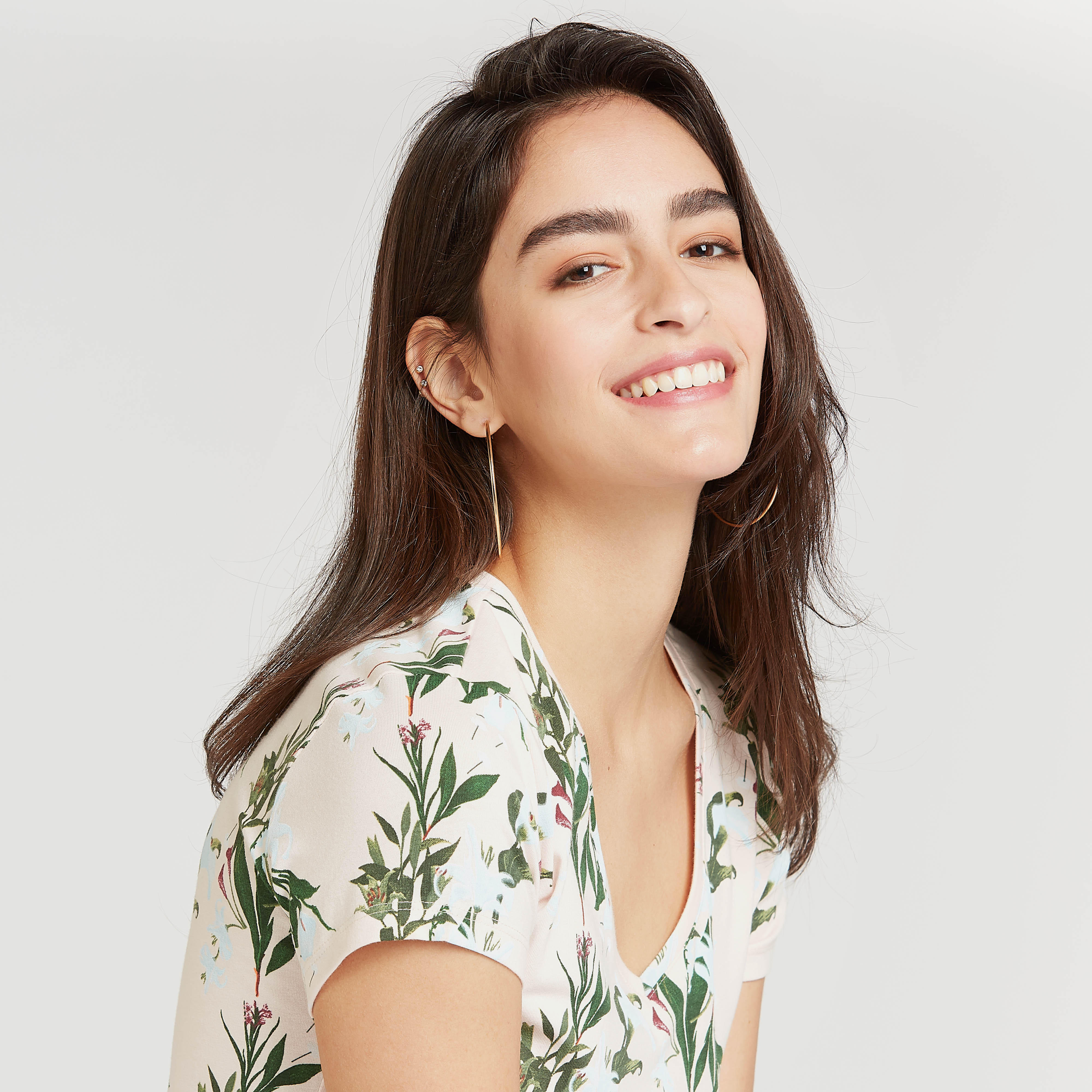 تيشيرت بياقة V وأكمام قصيرة وطبعات أزهار-women-clothing-tshirts-image-3