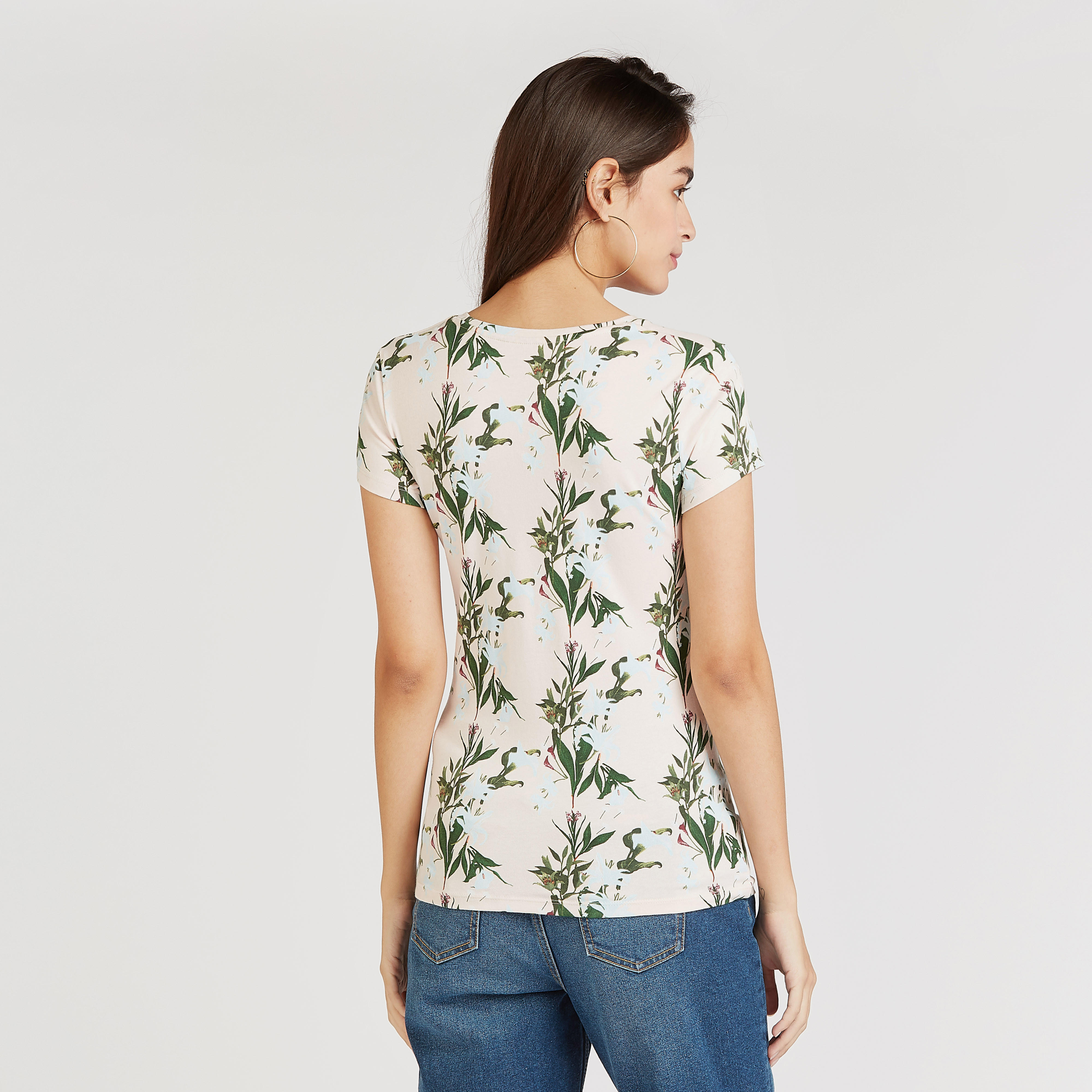 تيشيرت بياقة V وأكمام قصيرة وطبعات أزهار-women-clothing-tshirts-image-4