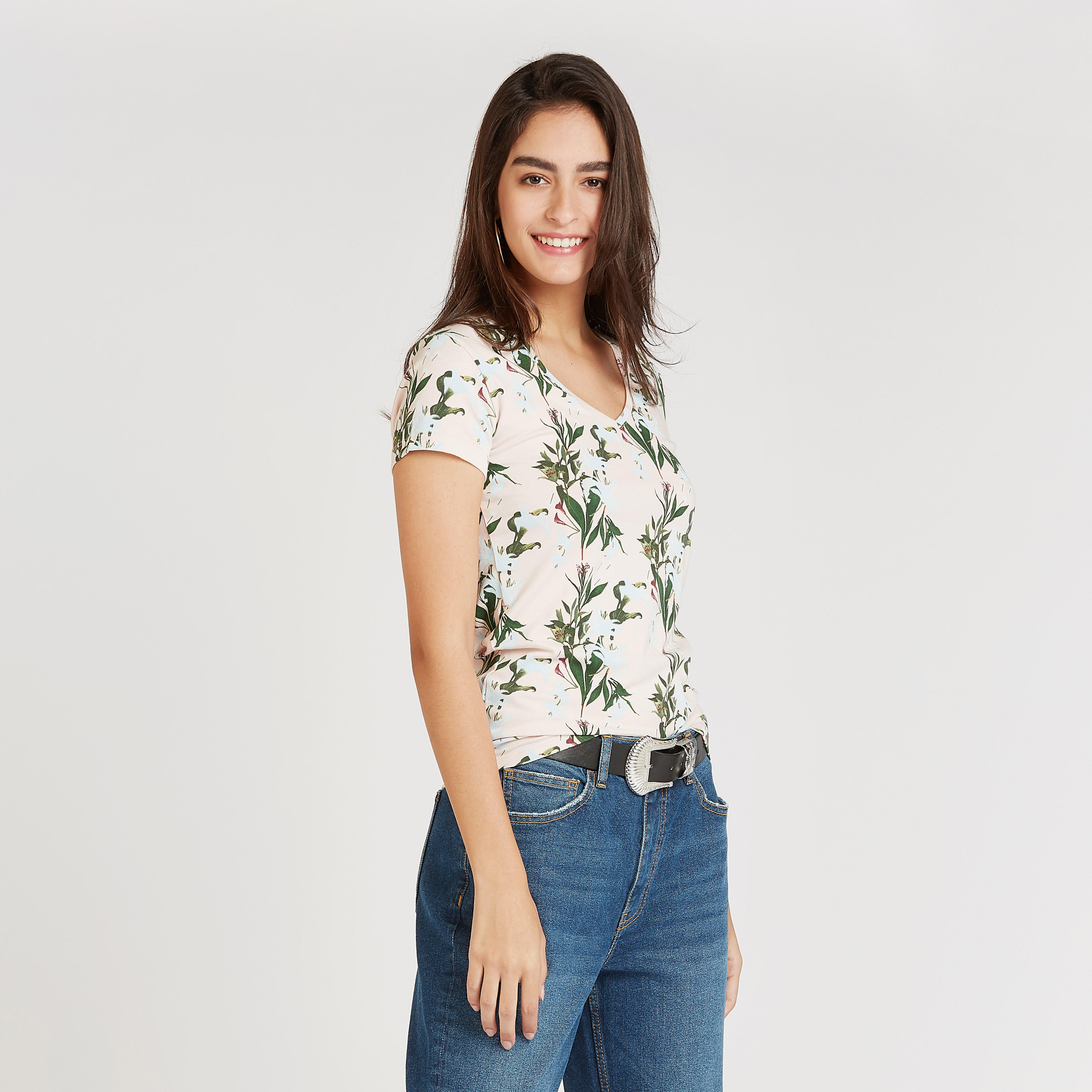 تيشيرت بياقة V وأكمام قصيرة وطبعات أزهار-women-clothing-tshirts-image-5