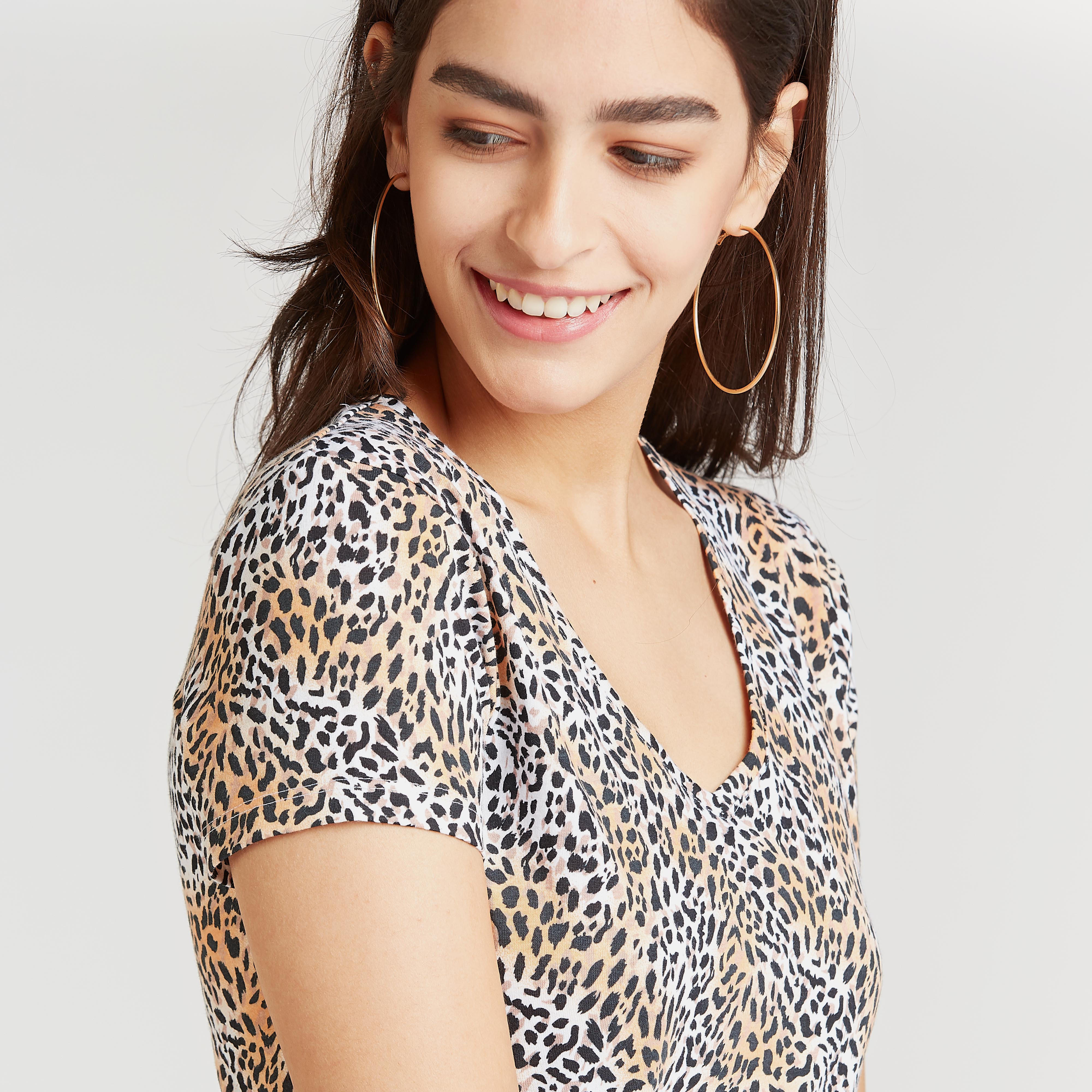 تيشيرت بياقة V وأكمام قصيرة وطبعات حيوانات-women-clothing-tshirts-image-3