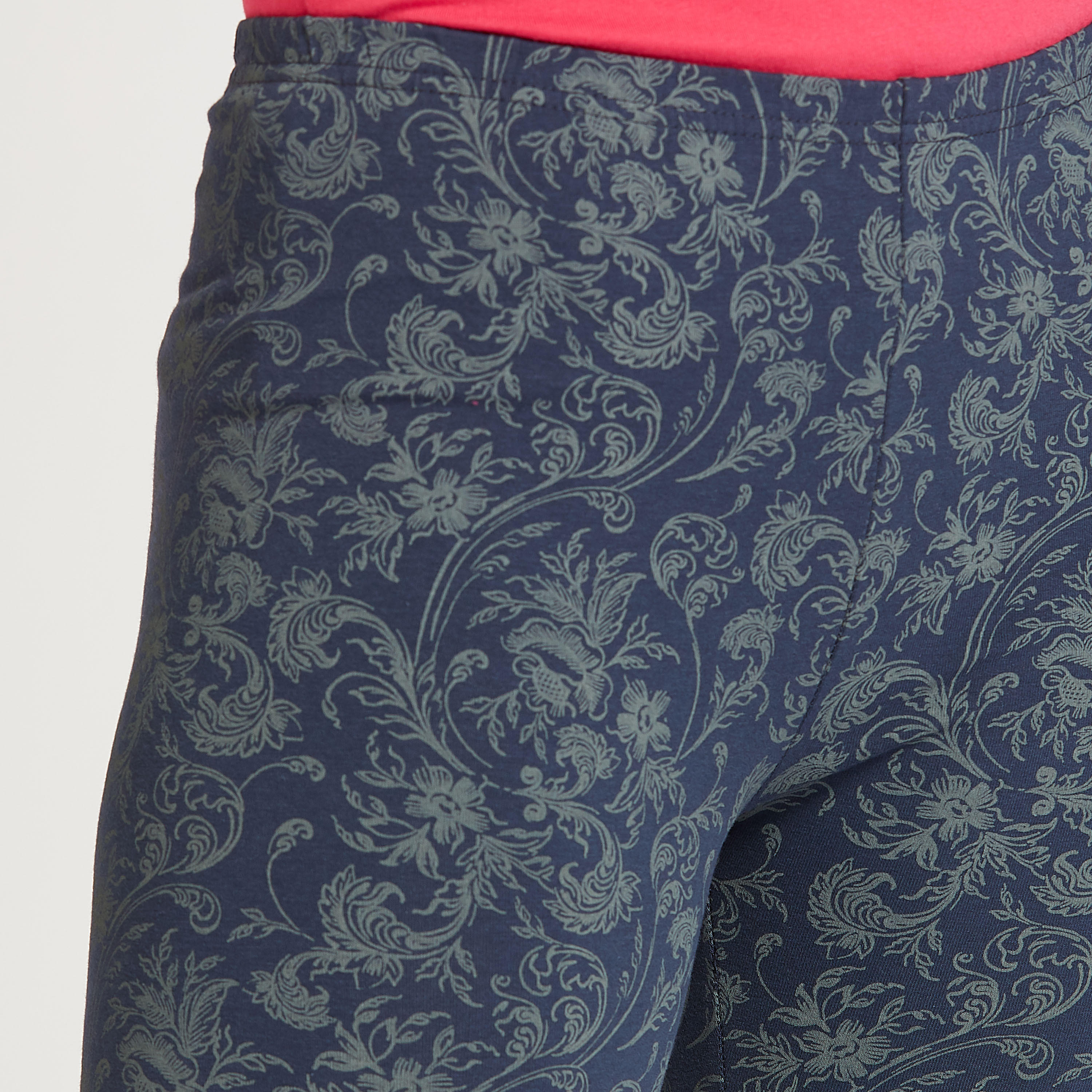 بنطلون ليقنز بخصر مطّاطي وطبعات-women-clothing-bottoms-leggings-image-3