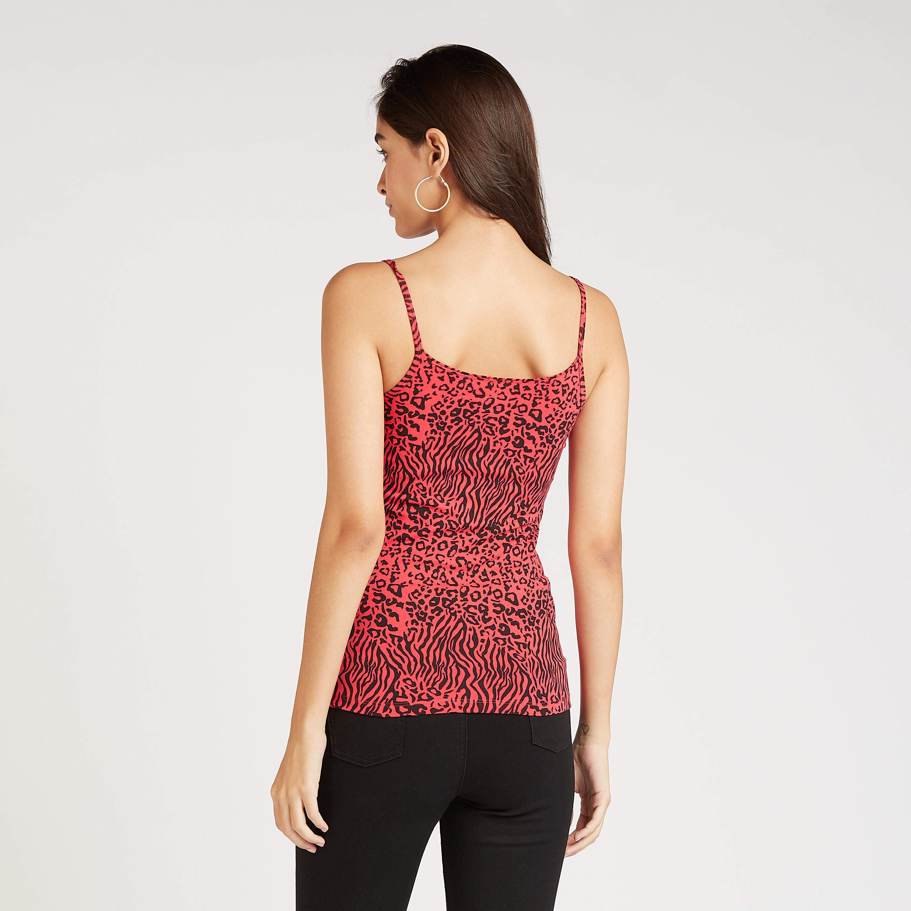 بلوزة كامي بياقة عميقة وحمّالات رفيعة وطبعات-women-clothing-tshirts-image-2