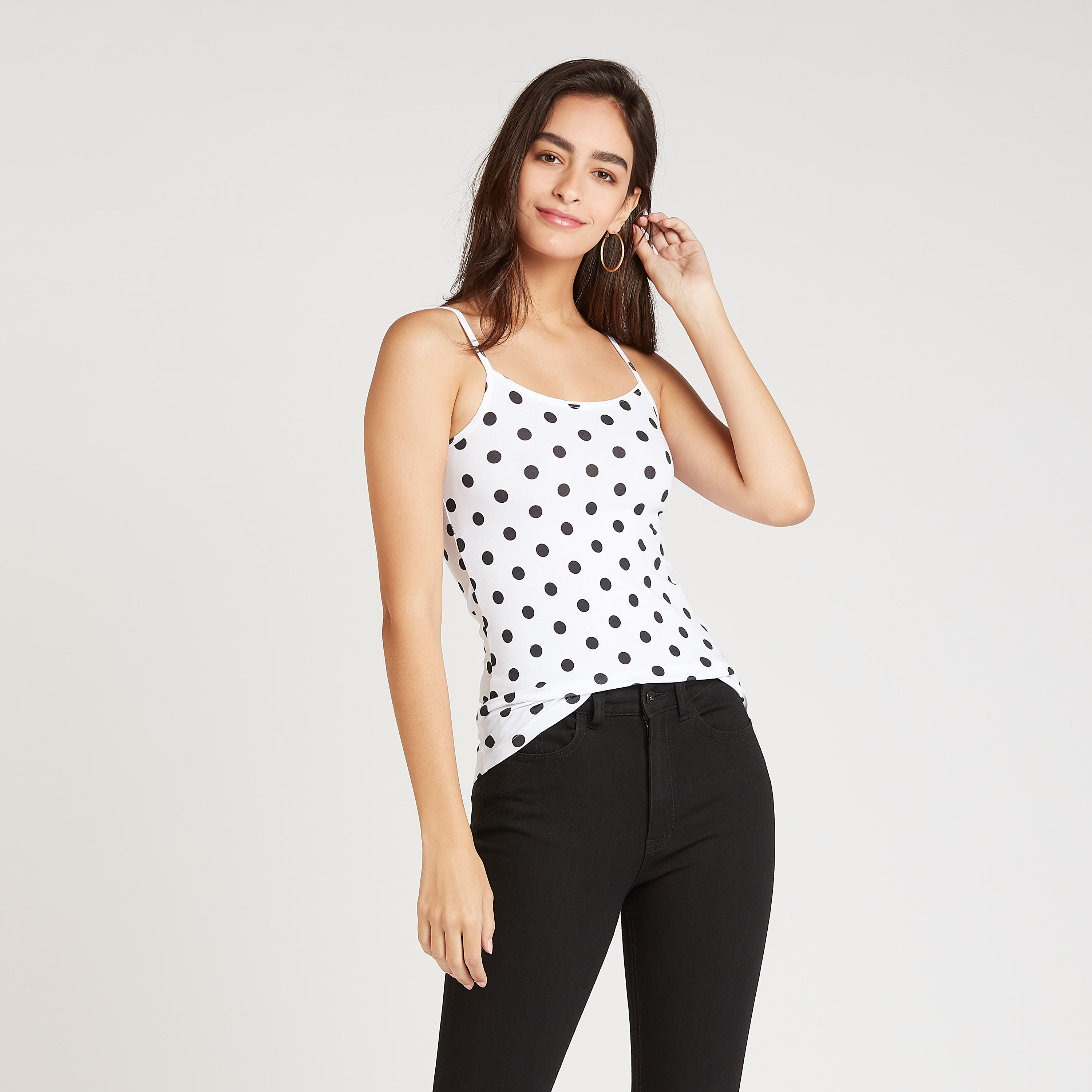 بلوزة كامي بياقة عميقة وحمّالات رفيعة وطبعات منقّطة-women-clothing-tshirts-image-1
