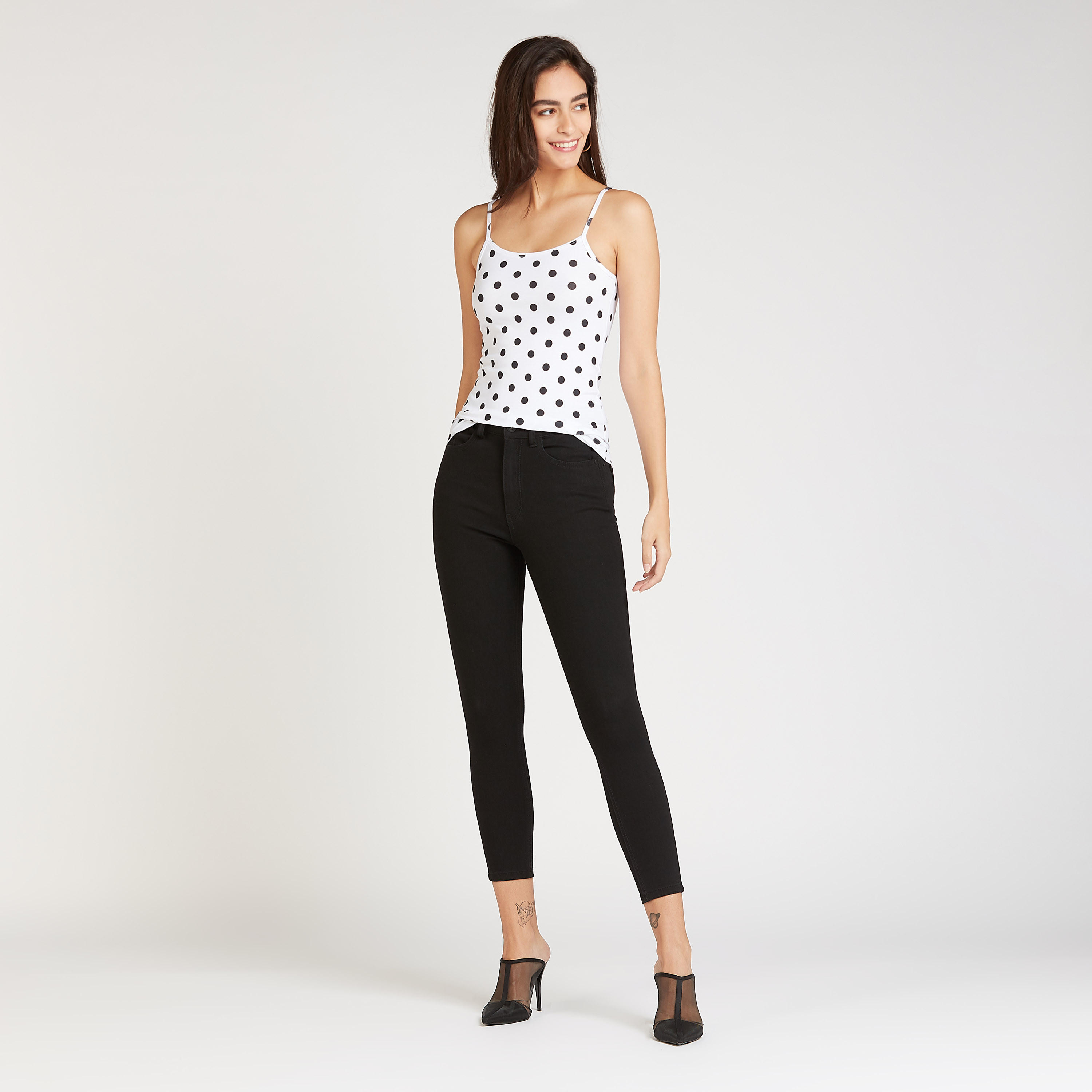 بلوزة كامي بياقة عميقة وحمّالات رفيعة وطبعات منقّطة-women-clothing-tshirts-image-2