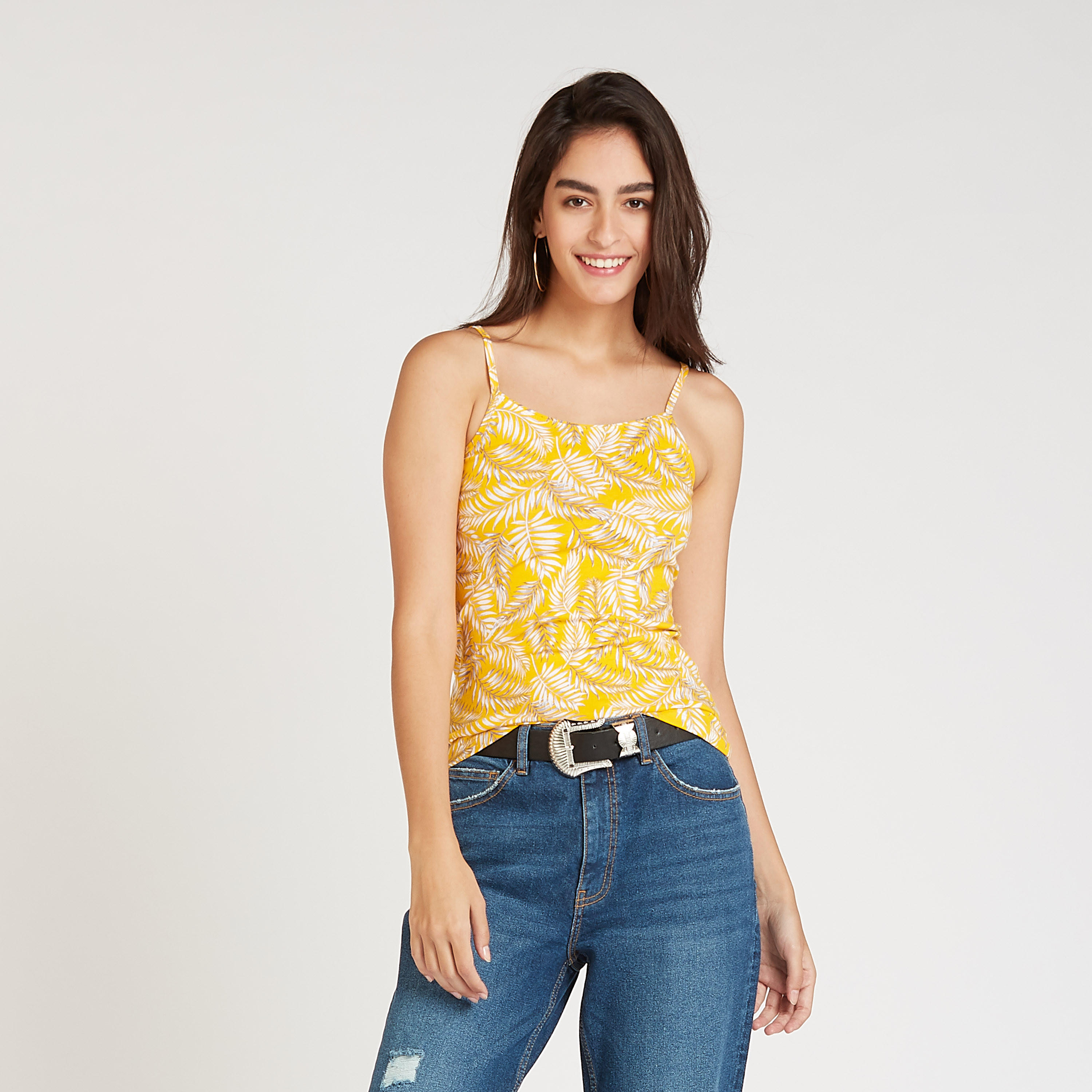 بلوزة مستدام كامي بطبعات أزهار بياقة عميقة وحمّالات رفيعة-women-clothing-tshirts-image-1
