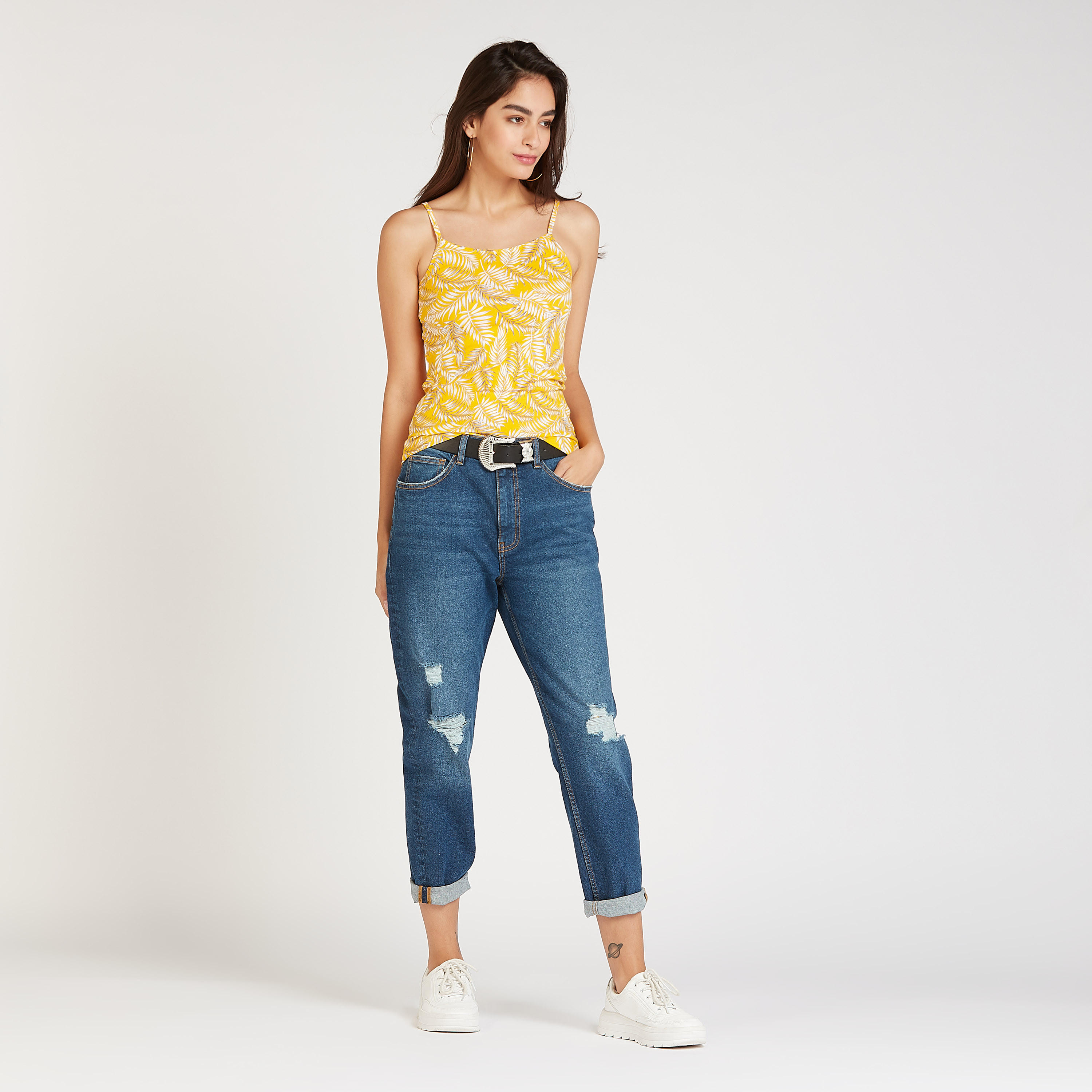 بلوزة مستدام كامي بطبعات أزهار بياقة عميقة وحمّالات رفيعة-women-clothing-tshirts-image-2
