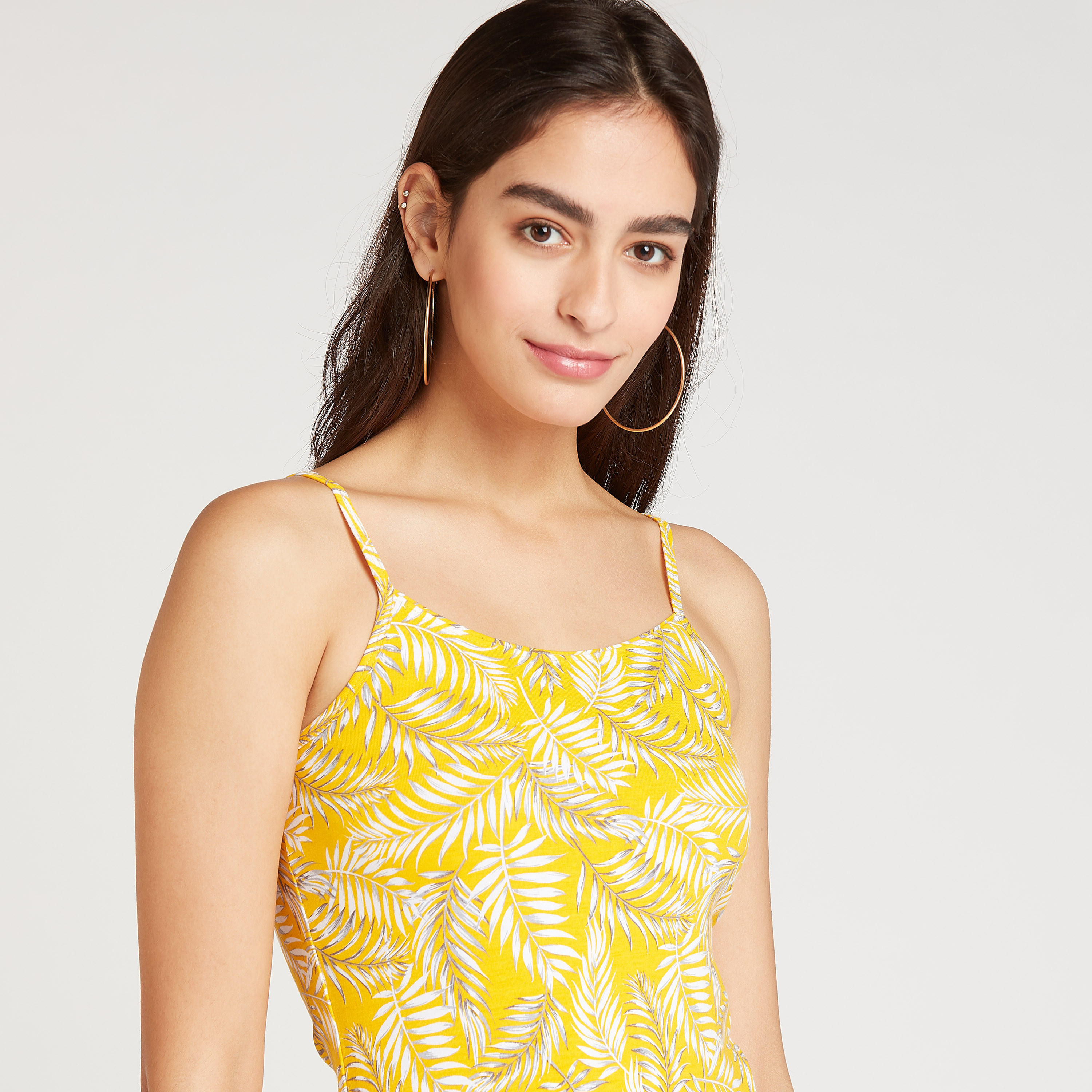 بلوزة مستدام كامي بطبعات أزهار بياقة عميقة وحمّالات رفيعة-women-clothing-tshirts-image-3