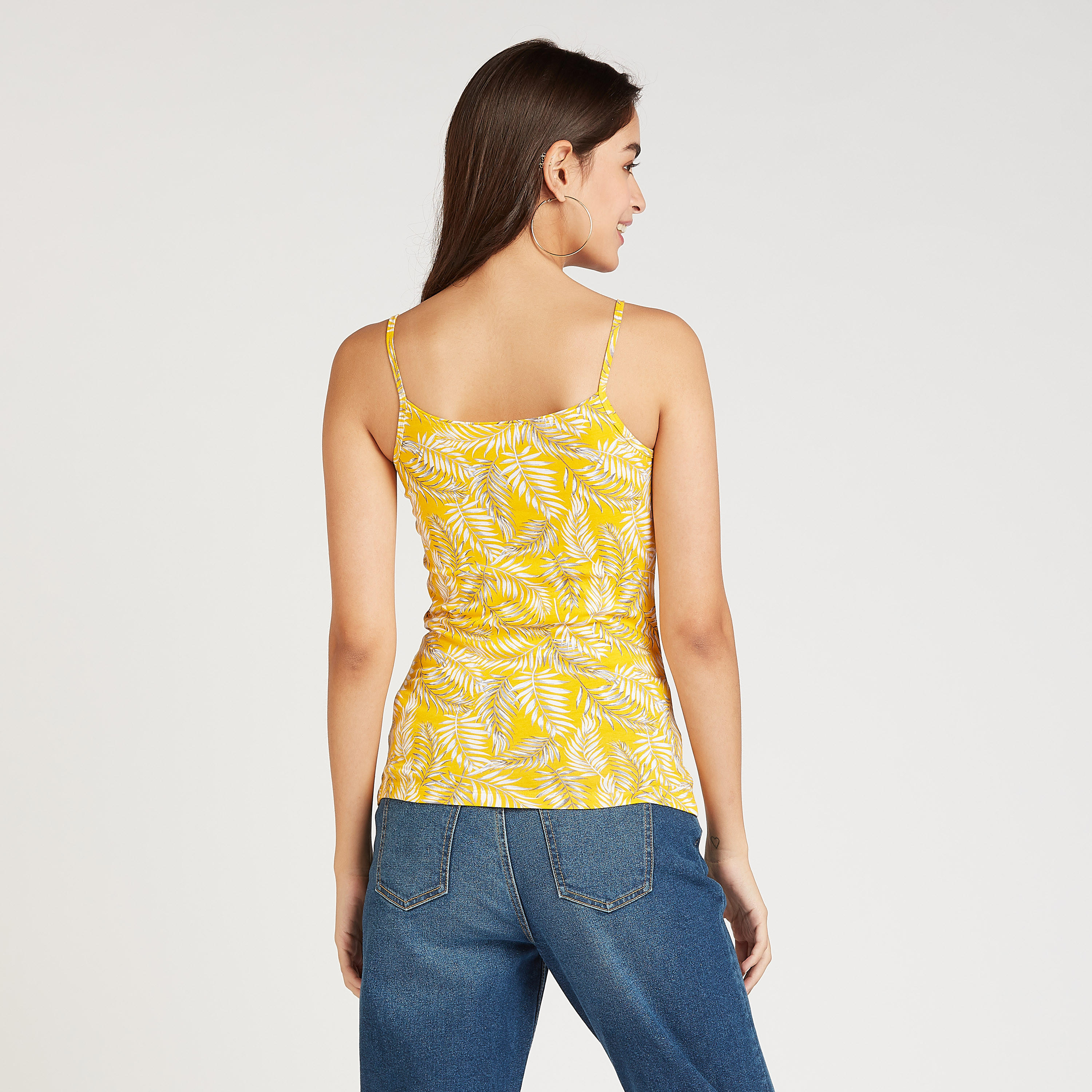 بلوزة مستدام كامي بطبعات أزهار بياقة عميقة وحمّالات رفيعة-women-clothing-tshirts-image-4