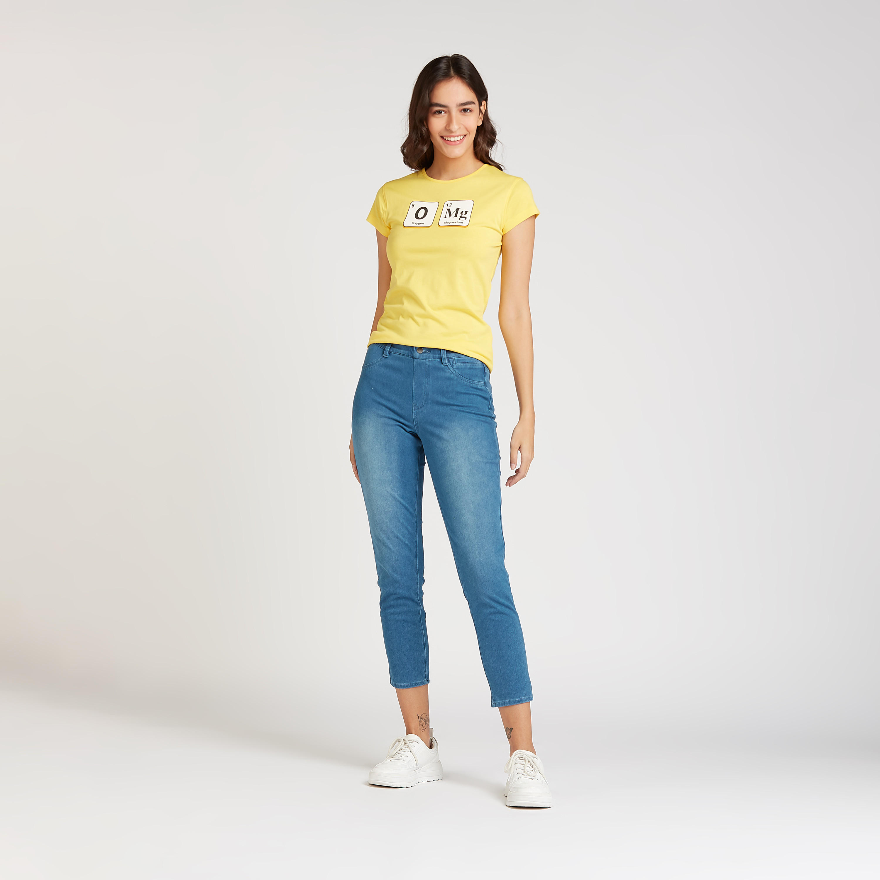 تيشيرت مستدام سليم فيت بياقة مستديرة وأكمام كاب وطبعات-women-clothing-tshirts-image-2