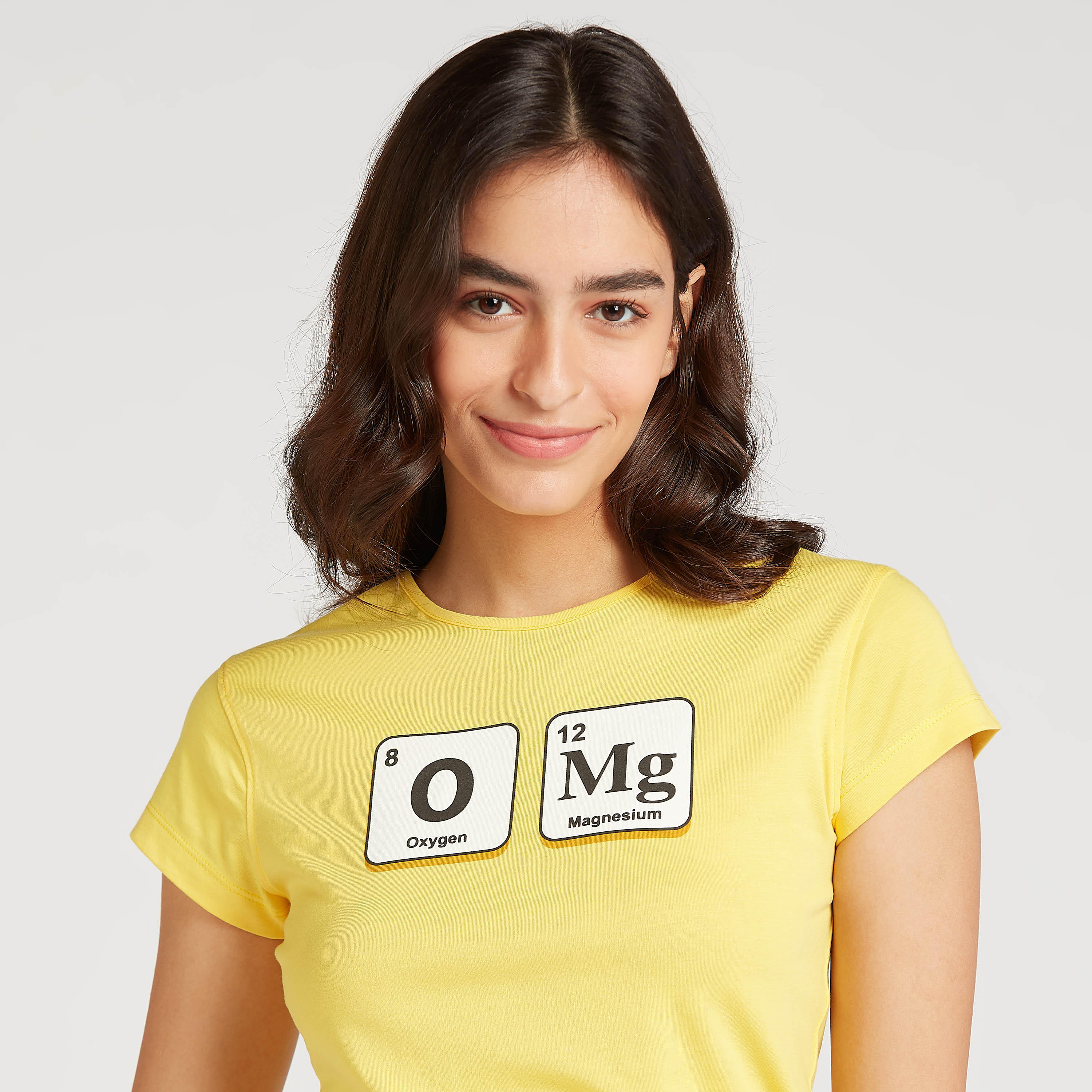 تيشيرت مستدام سليم فيت بياقة مستديرة وأكمام كاب وطبعات-women-clothing-tshirts-image-3