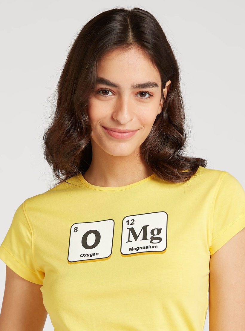 تيشيرت مستدام سليم فيت بياقة مستديرة وأكمام كاب وطبعات-women-clothing-tshirts-image-3