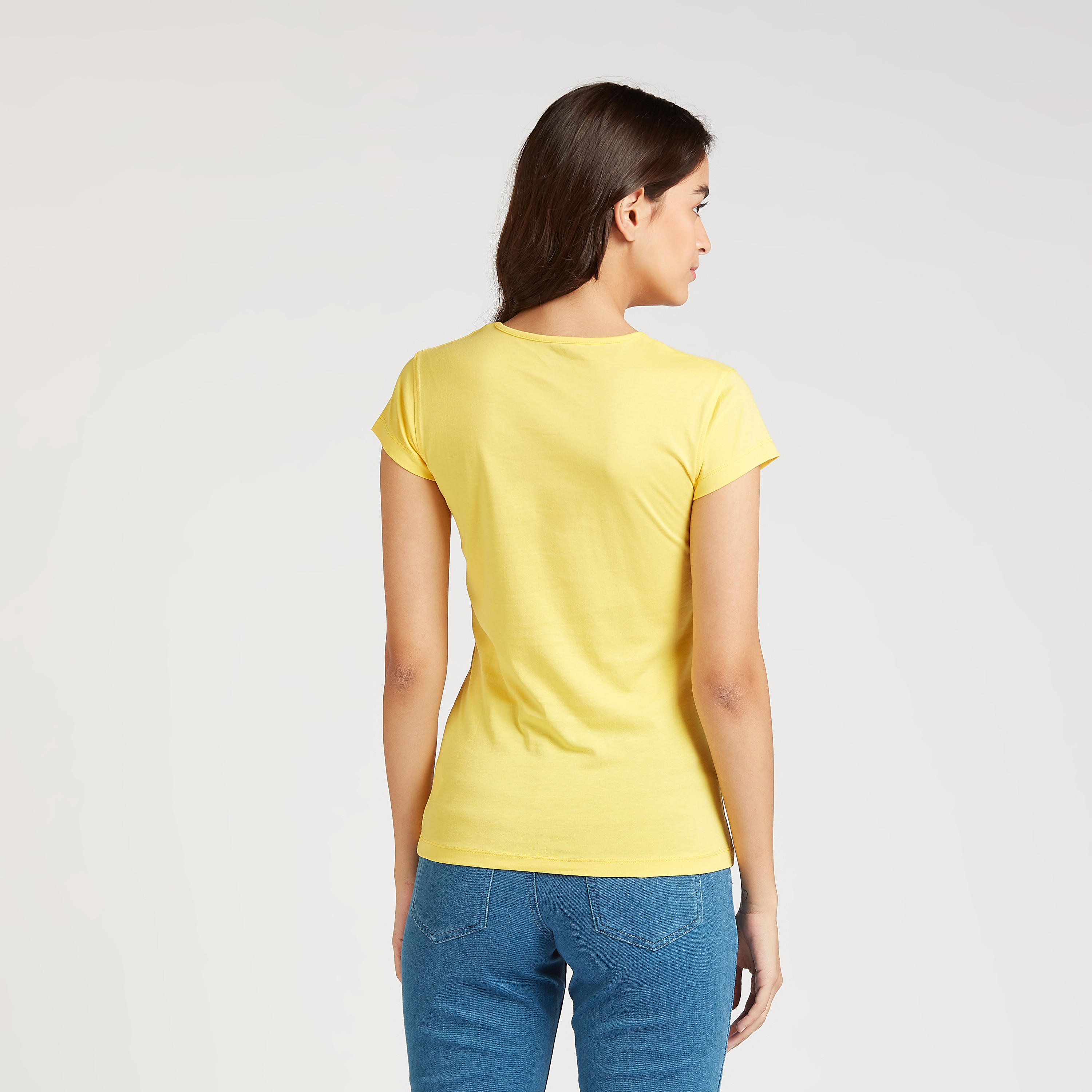 تيشيرت مستدام سليم فيت بياقة مستديرة وأكمام كاب وطبعات-women-clothing-tshirts-image-4