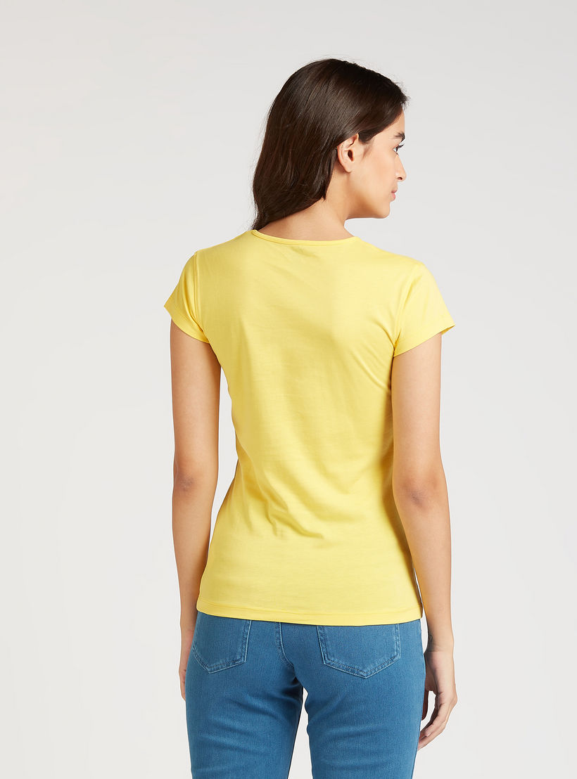 تيشيرت مستدام سليم فيت بياقة مستديرة وأكمام كاب وطبعات-women-clothing-tshirts-image-4