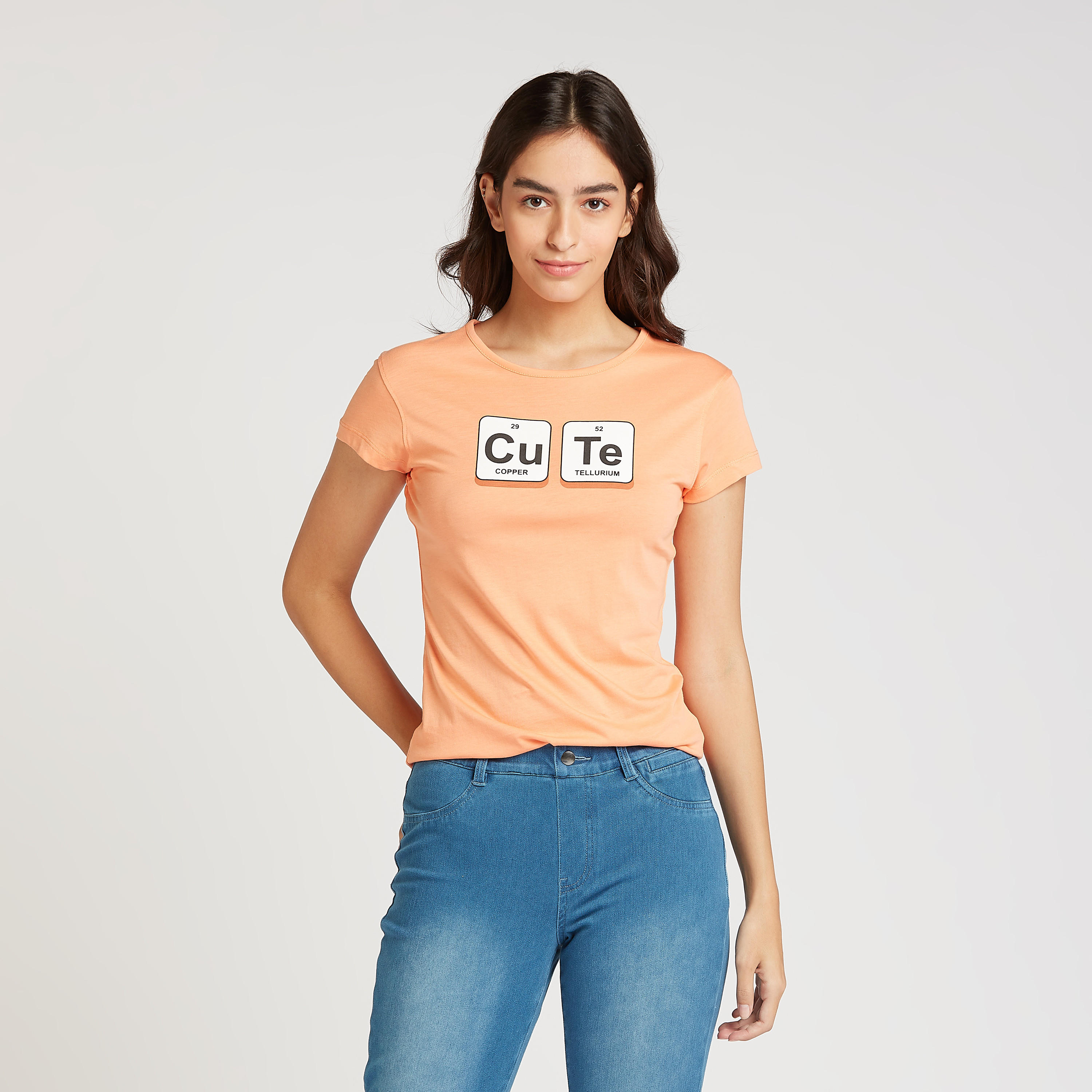 تيشيرت مستدام سليم فيت بياقة مستديرة وأكمام كاب وطبعات-women-clothing-tshirts-image-1