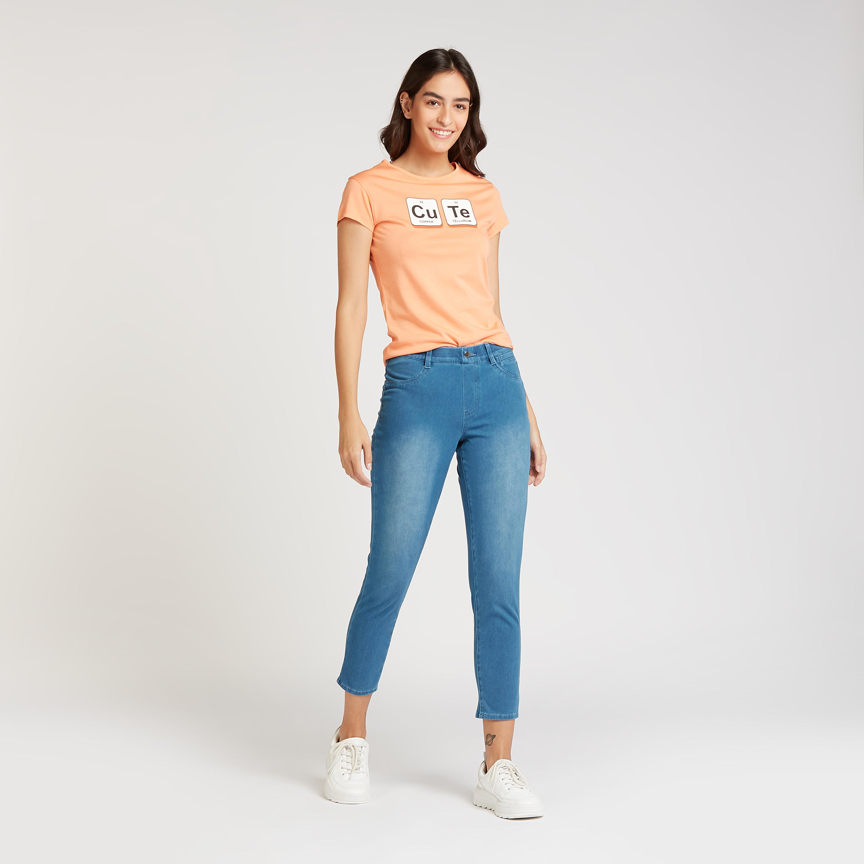 تيشيرت مستدام سليم فيت بياقة مستديرة وأكمام كاب وطبعات-women-clothing-tshirts-image-2