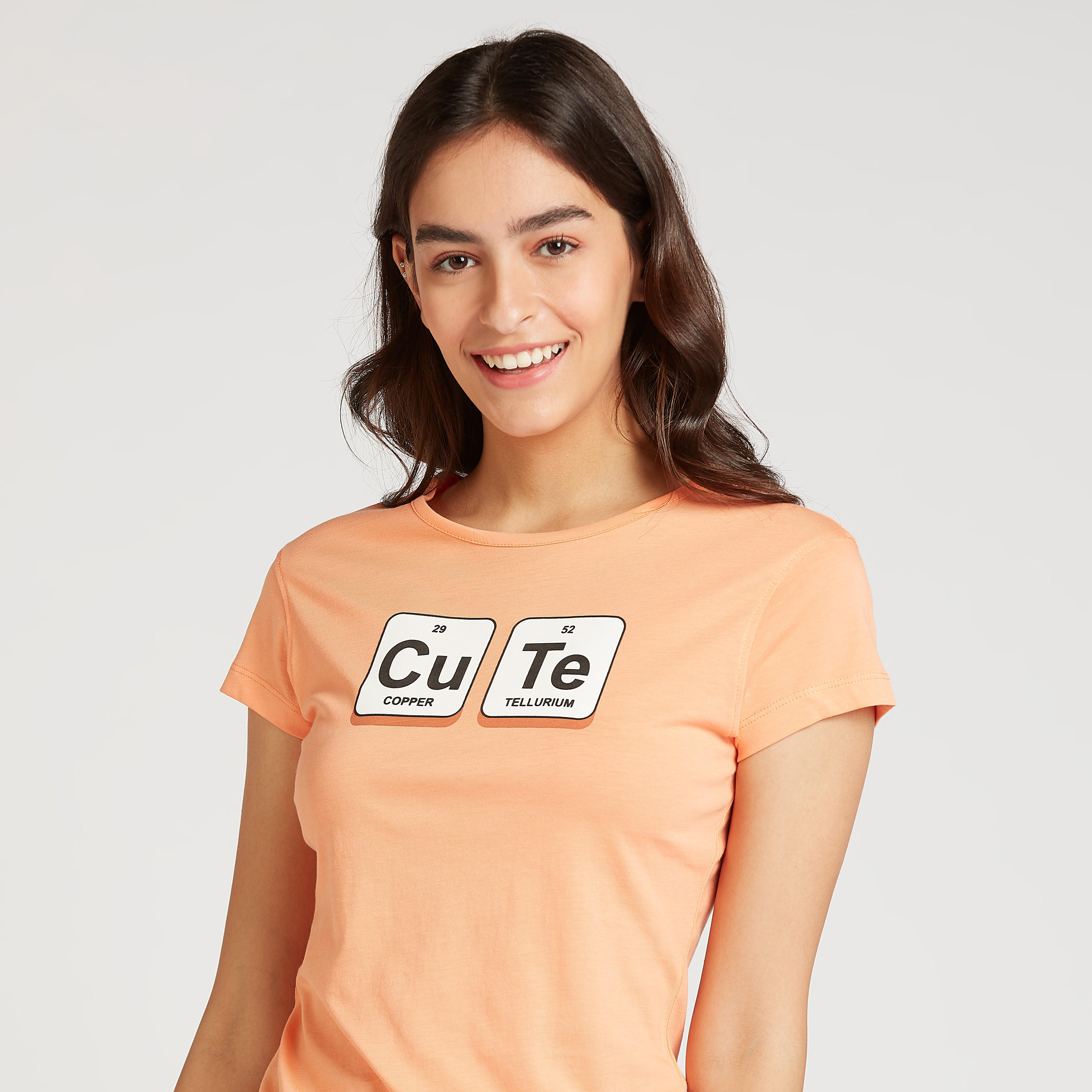 تيشيرت مستدام سليم فيت بياقة مستديرة وأكمام كاب وطبعات-women-clothing-tshirts-image-3