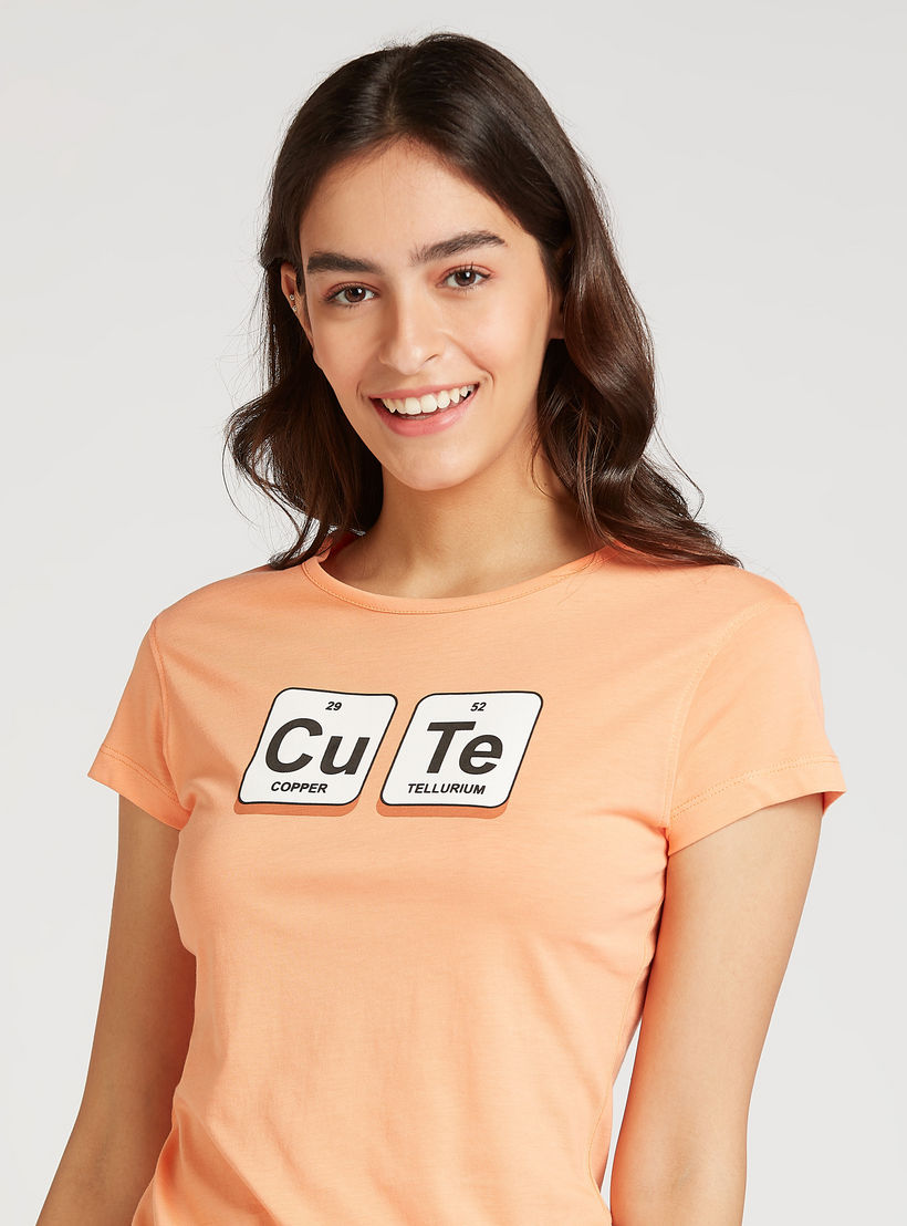 تيشيرت مستدام سليم فيت بياقة مستديرة وأكمام كاب وطبعات-women-clothing-tshirts-image-3